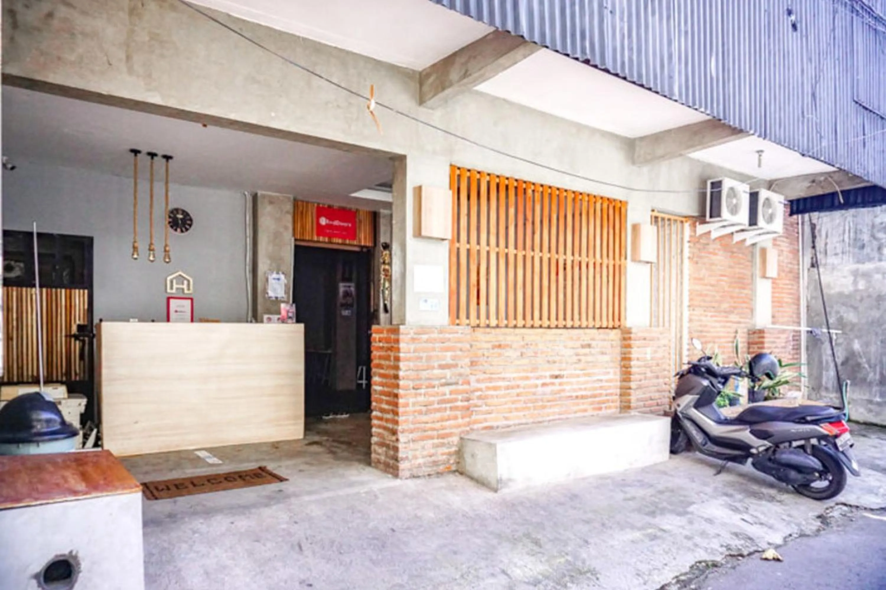 Lobby or reception in RedDoorz Hostel Near Ngurah Rai Airport Kuta