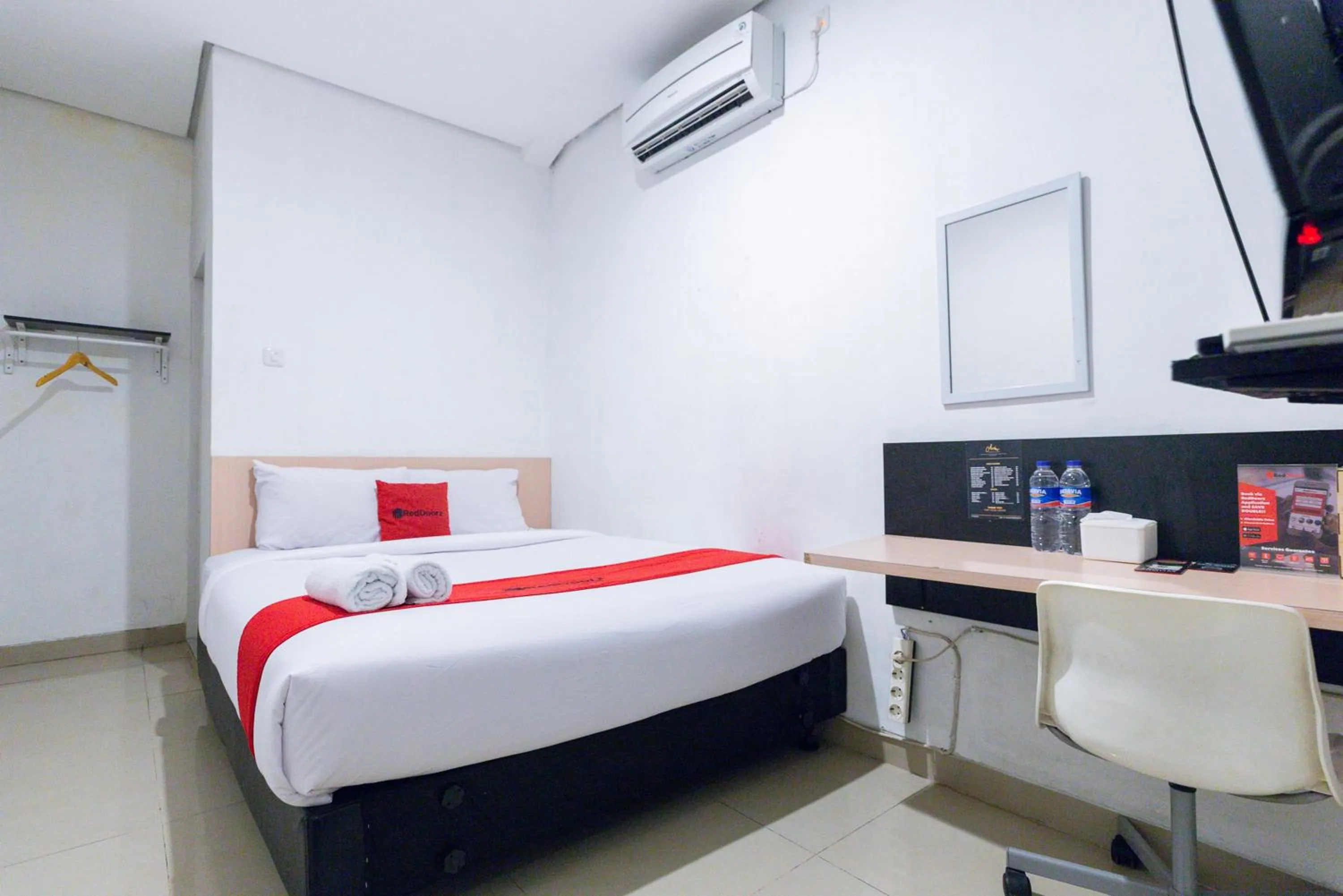 Bedroom, Bed in RedDoorz Plus Syariah near Mall Pondok Indah