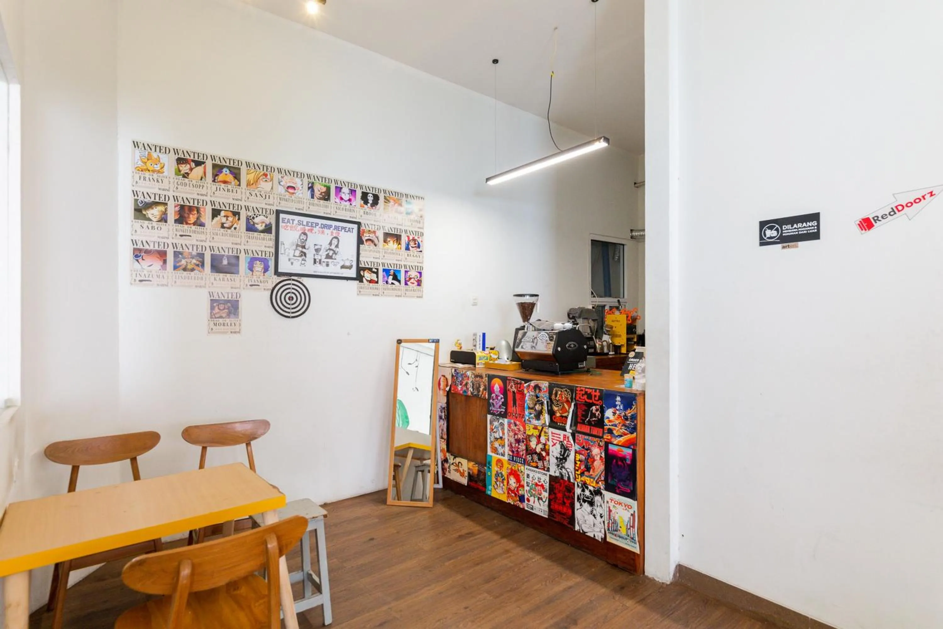 Coffee/tea facilities in RedDoorz Plus Syariah near Mall Pondok Indah