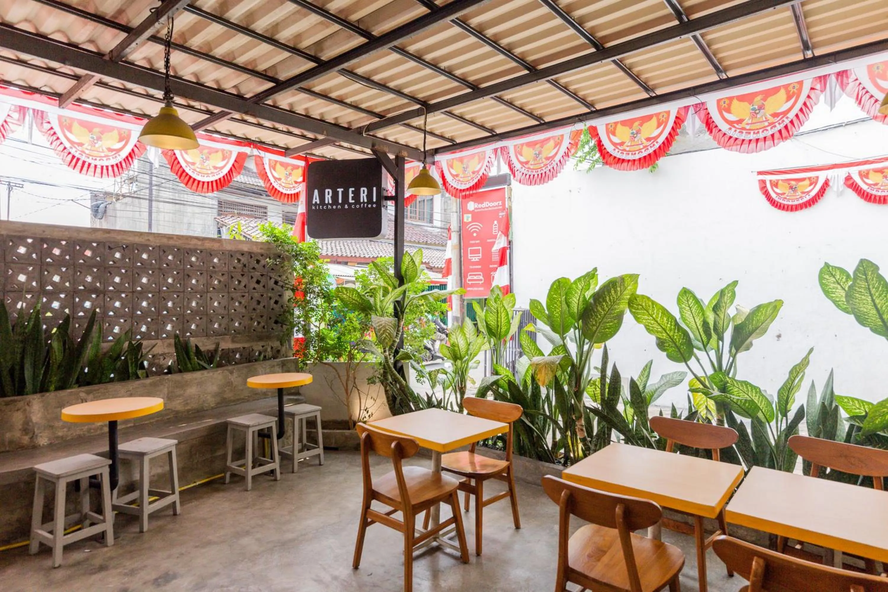 Restaurant/places to eat in RedDoorz Plus Syariah near Mall Pondok Indah