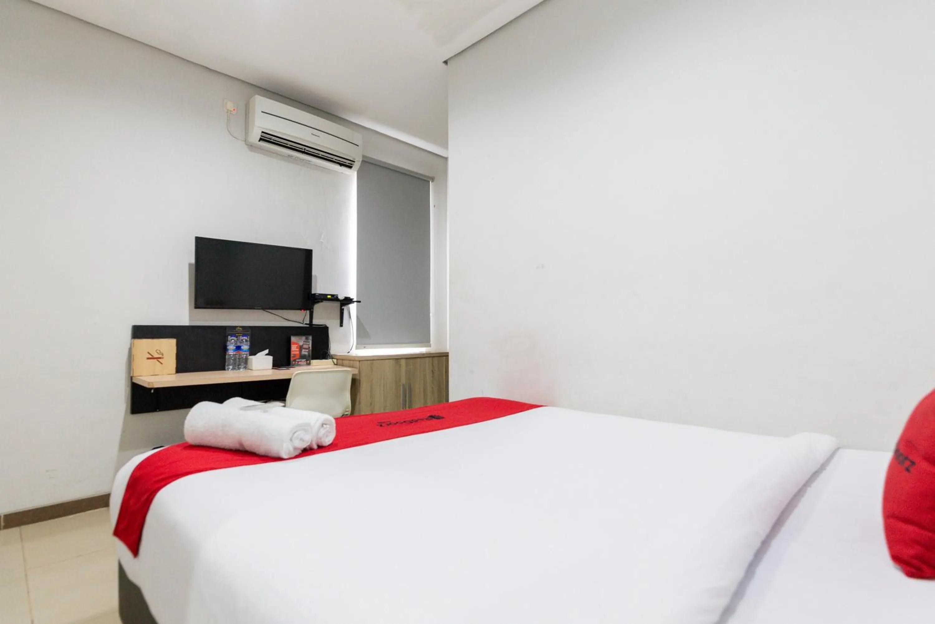 Bedroom, Bed in RedDoorz Plus Syariah near Mall Pondok Indah