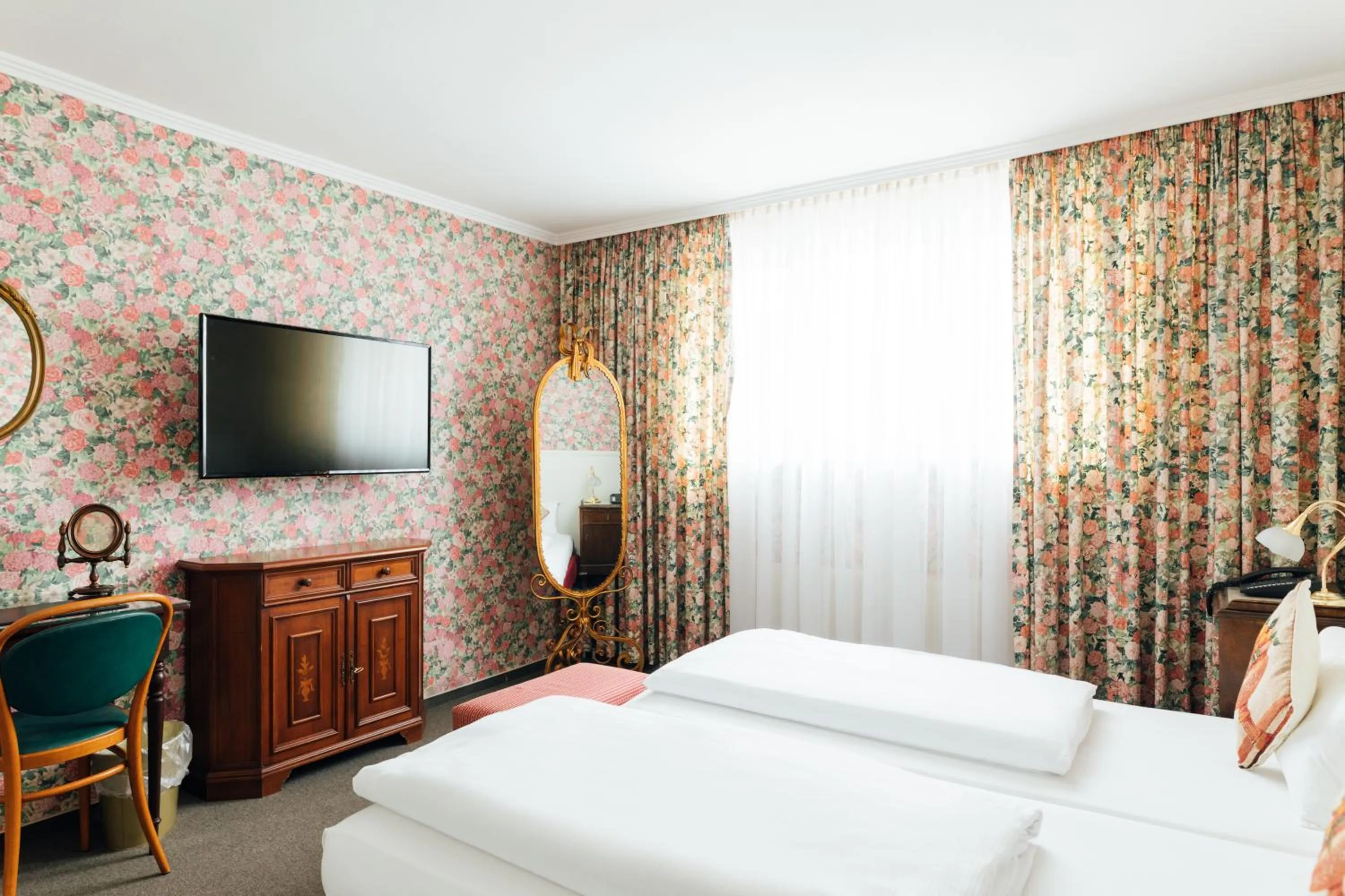 Photo of the whole room, Bed in Das Kleine Hotel in ruhiger Stadtlage