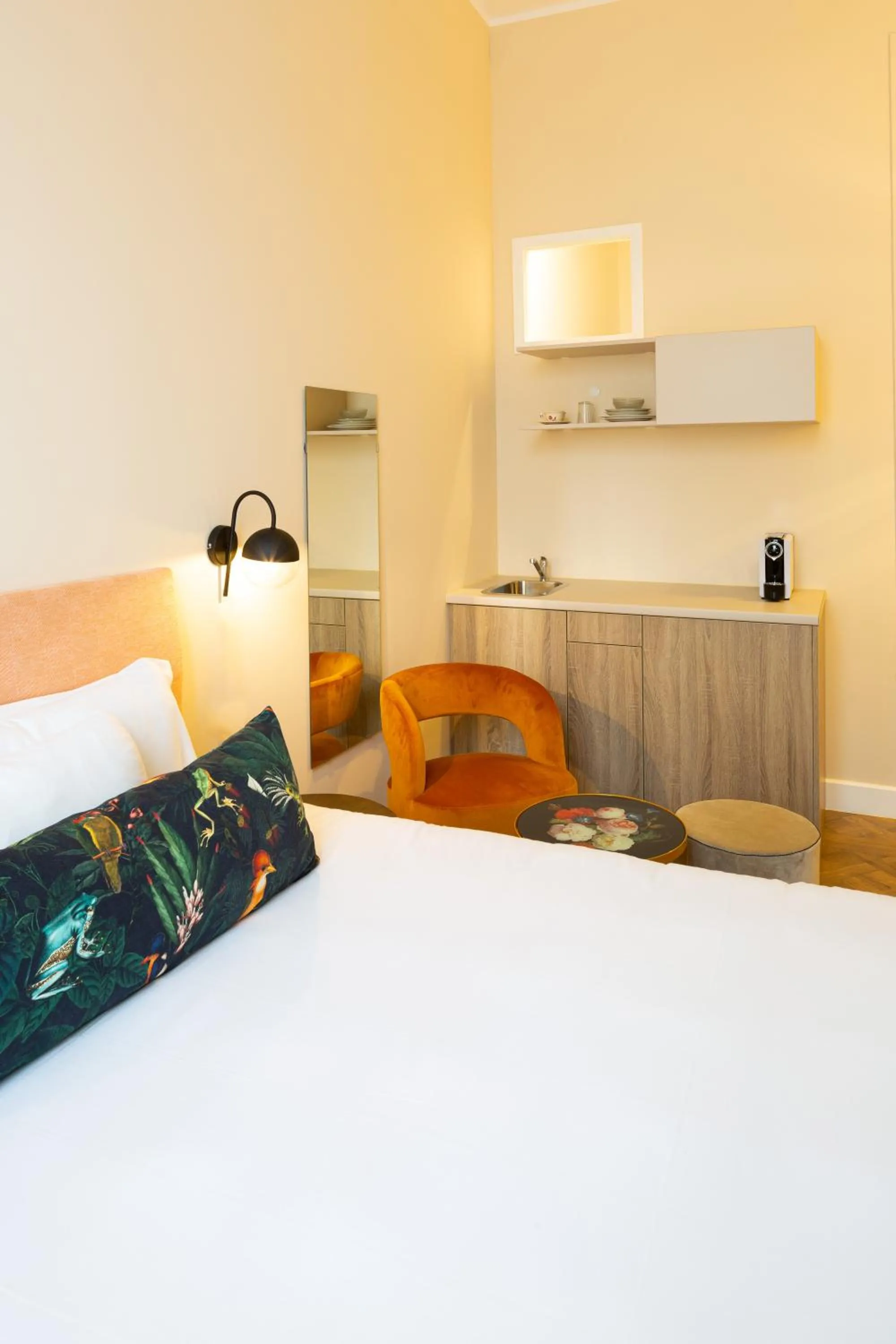 Kitchen or kitchenette, Bed in Appart hôtel Maison Montgrand-Vieux Port