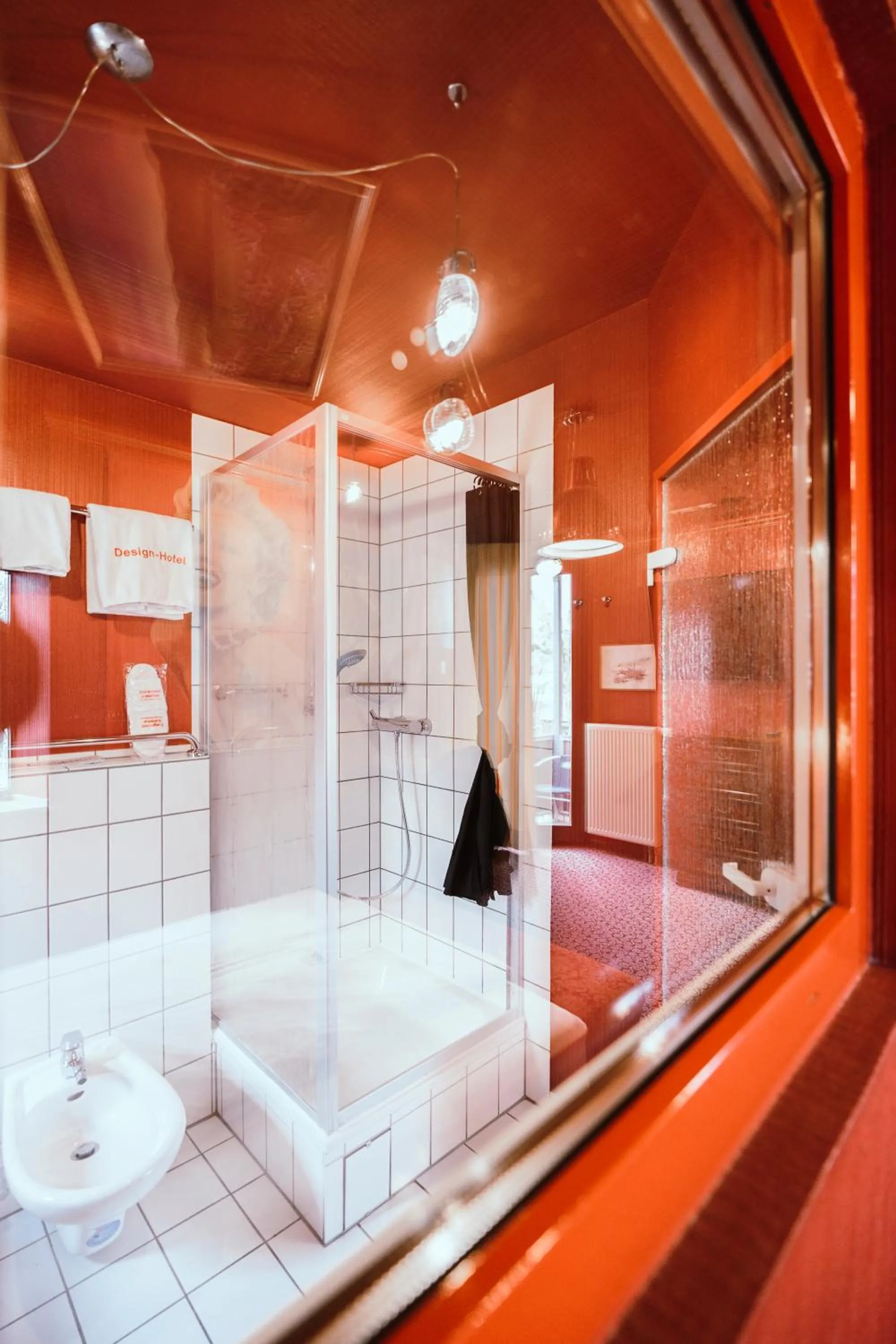 Shower, Bed in Design Hotel Euskirchen