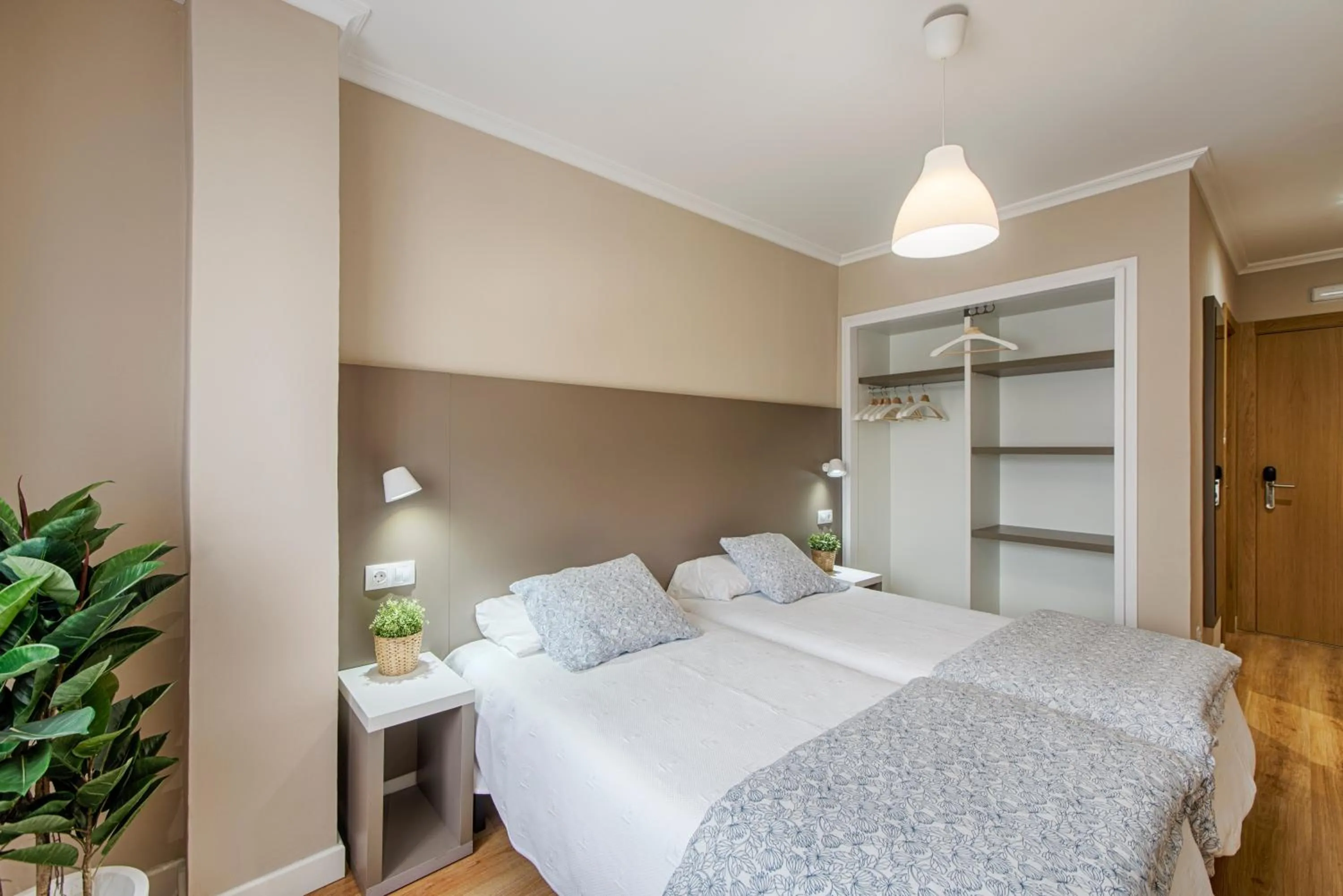 Bed in Hostal-Restaurante LUGANO