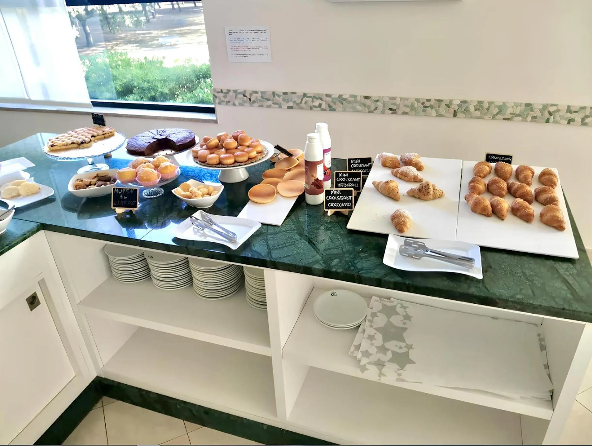 Breakfast in Hotel Caravel B&B