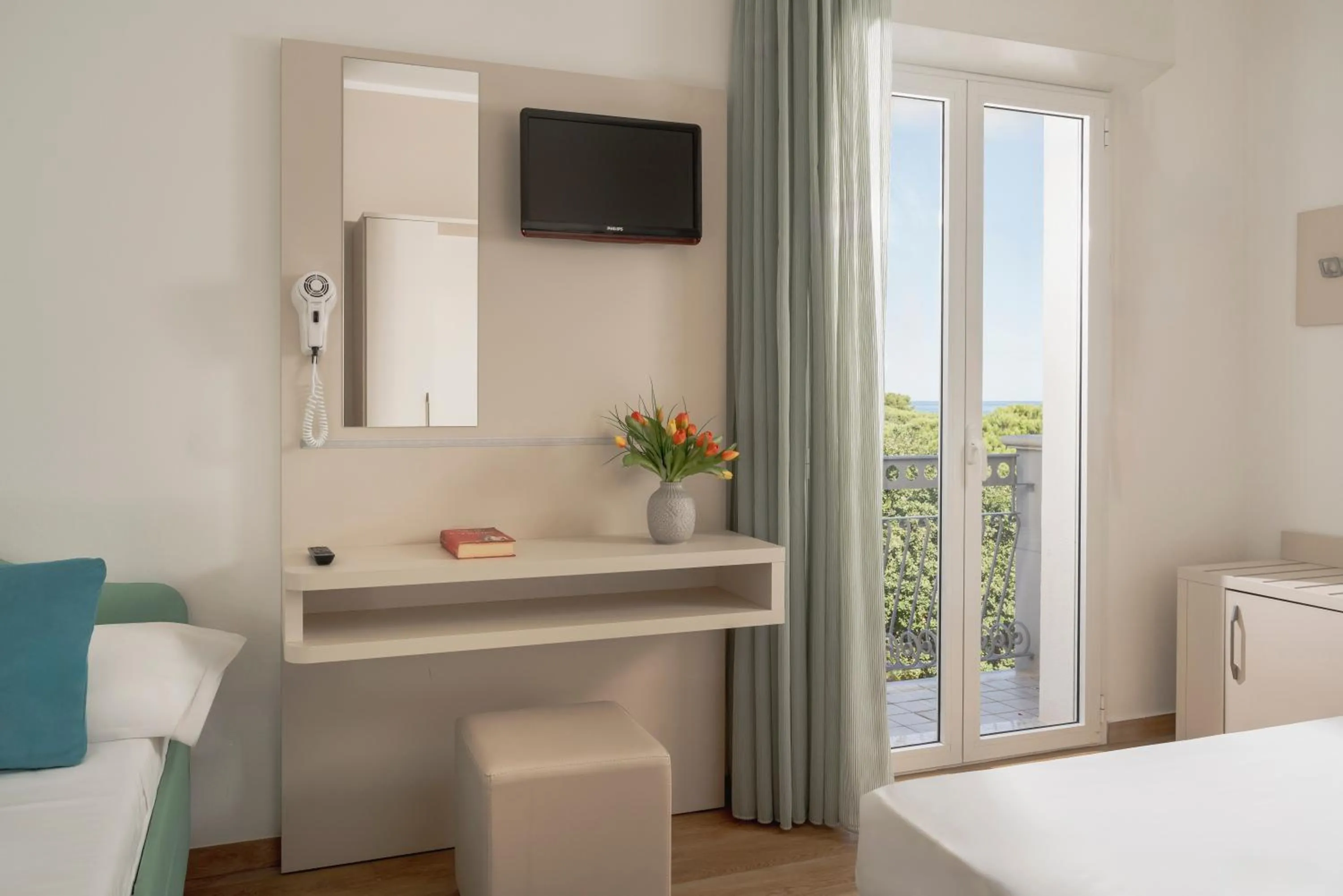 Bed in Hotel Caravel B&B