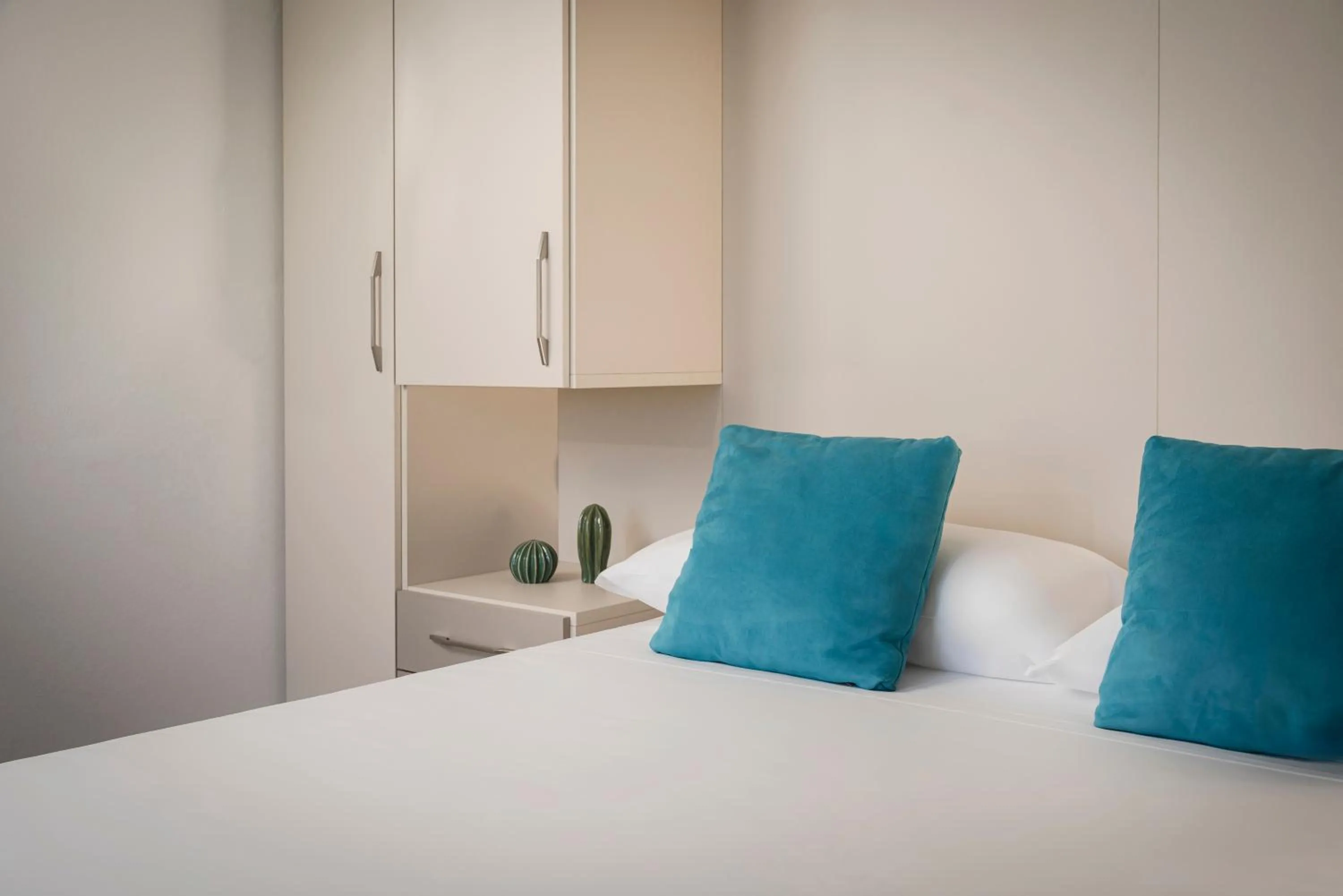 Bed in Hotel Caravel B&B