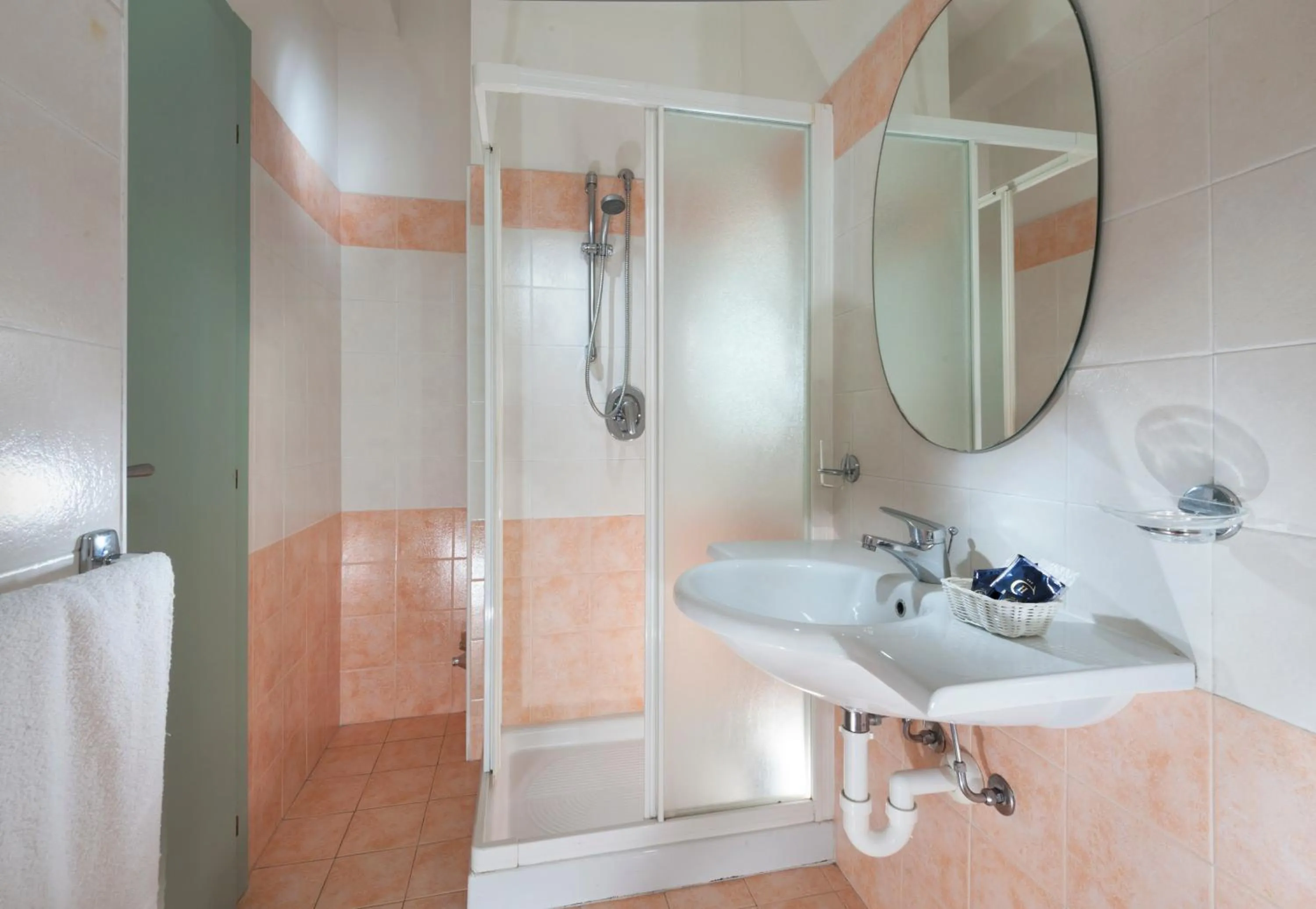 Shower in Hotel Caravel B&B