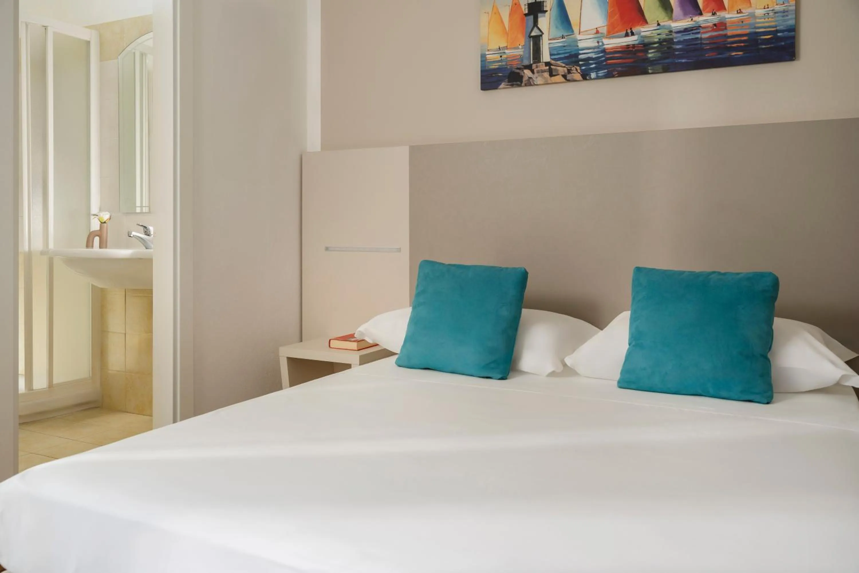 Bed in Hotel Caravel B&B