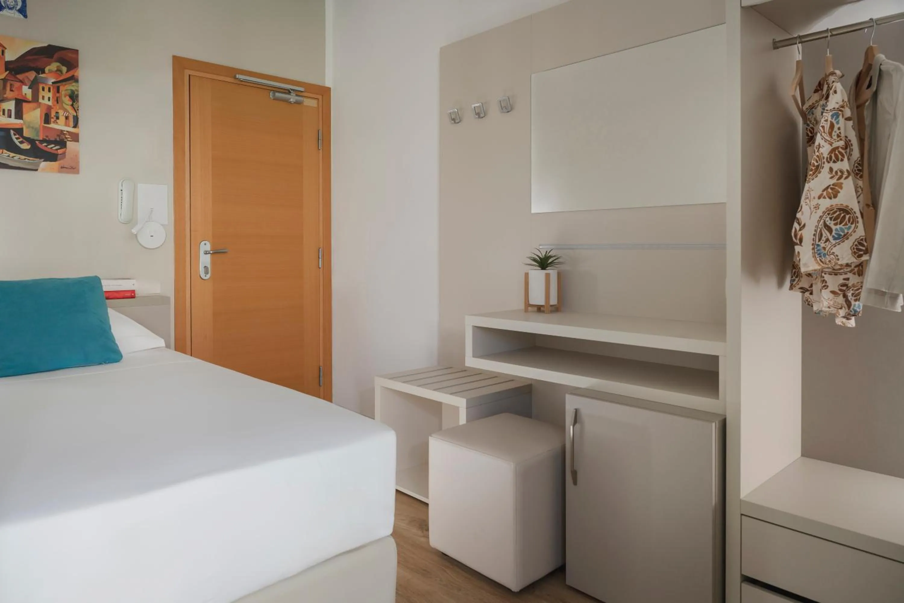 Bed in Hotel Caravel B&B