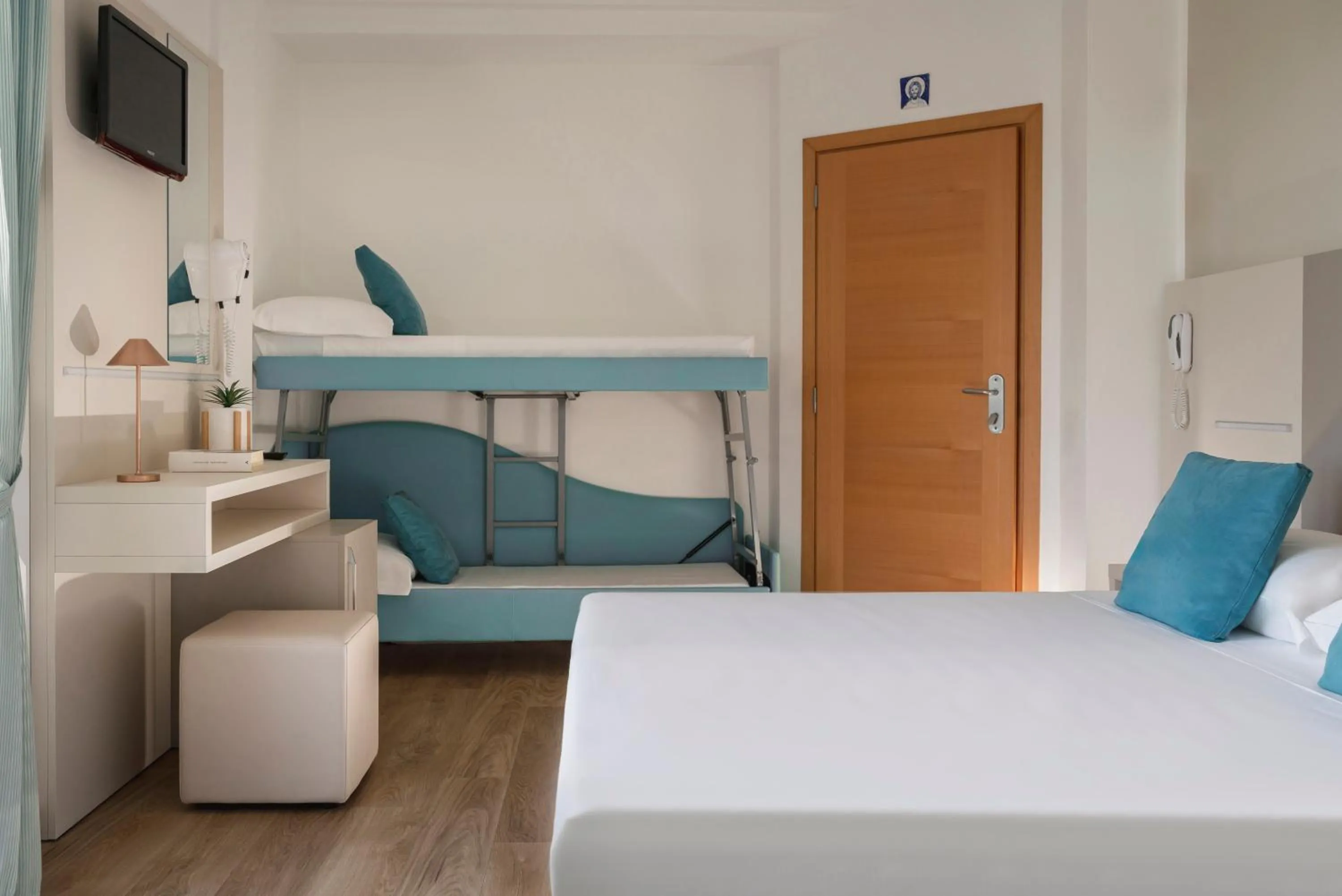 Bed in Hotel Caravel B&B