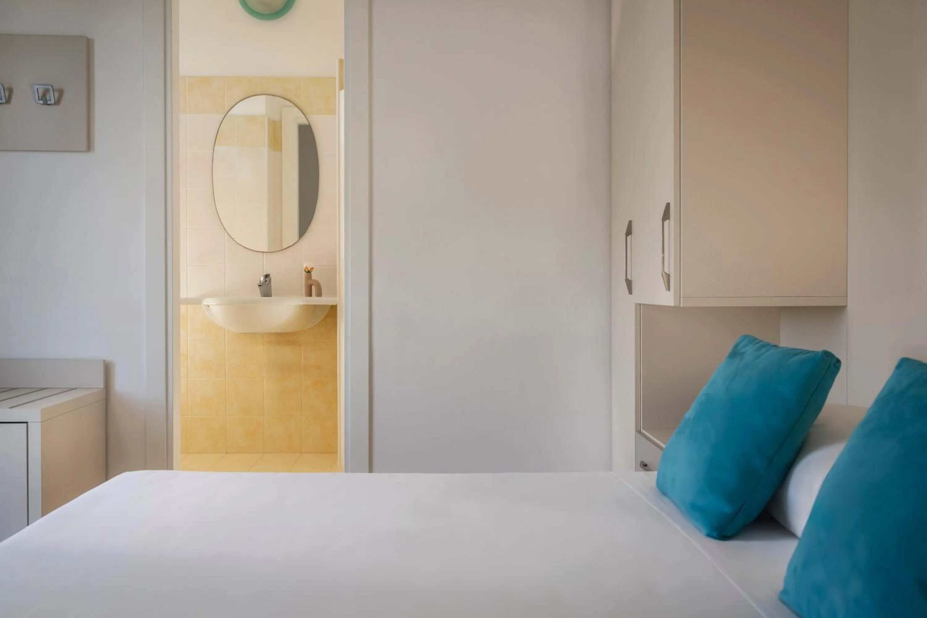 Bed in Hotel Caravel B&B