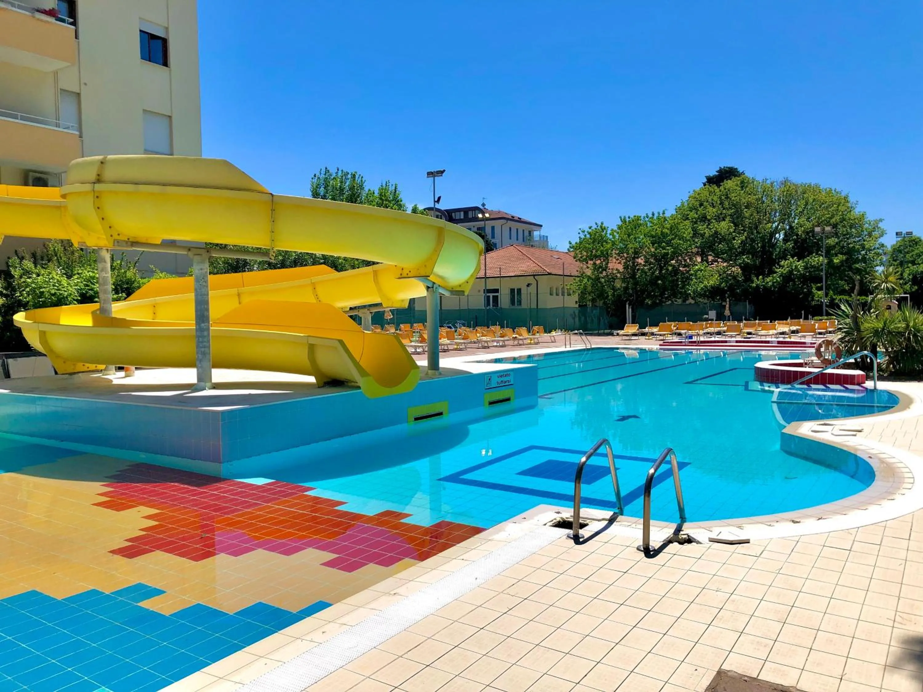 Swimming pool in Hotel Caravel B&B