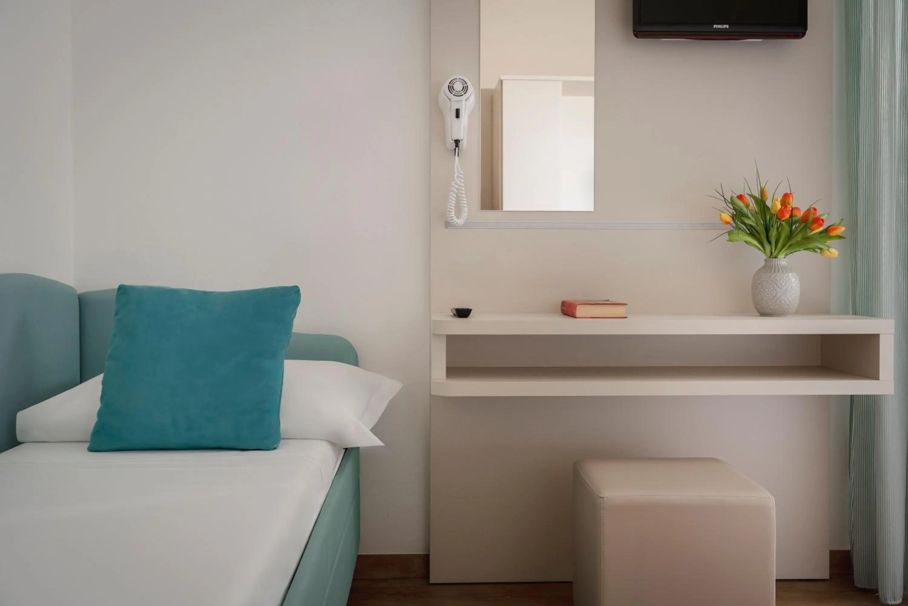 Bed in Hotel Caravel B&B