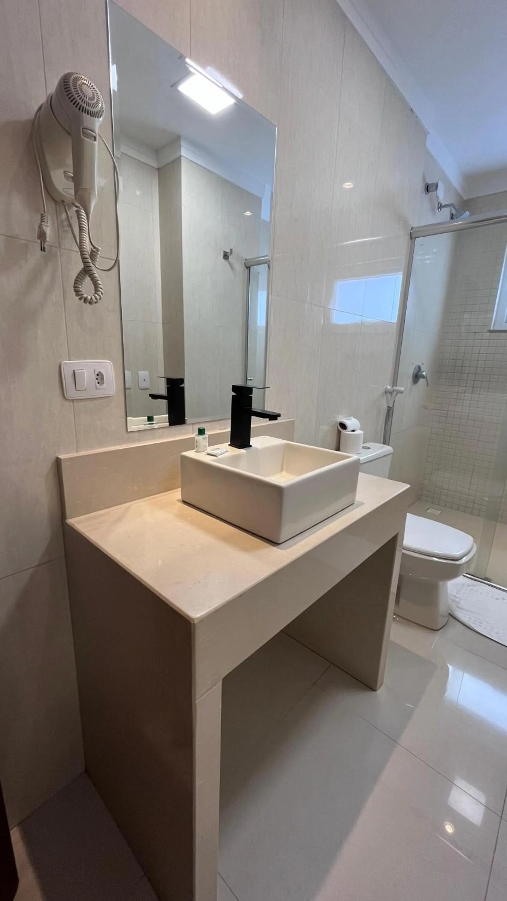 Shower in SHELTON PALACE HOTEL