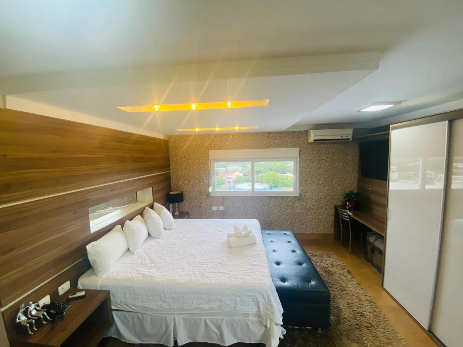 Bed in SHELTON PALACE HOTEL