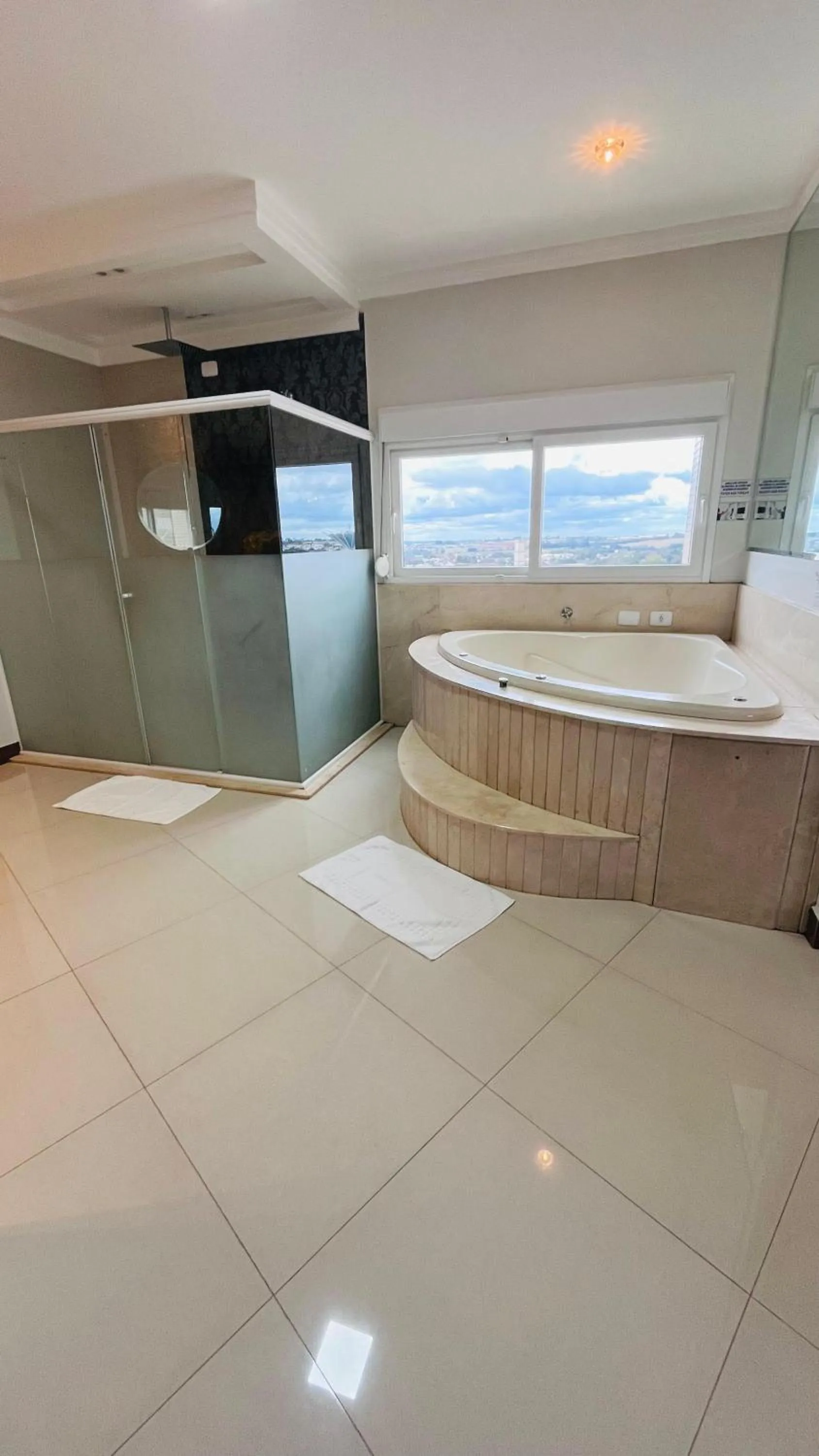 Hot Tub in SHELTON PALACE HOTEL