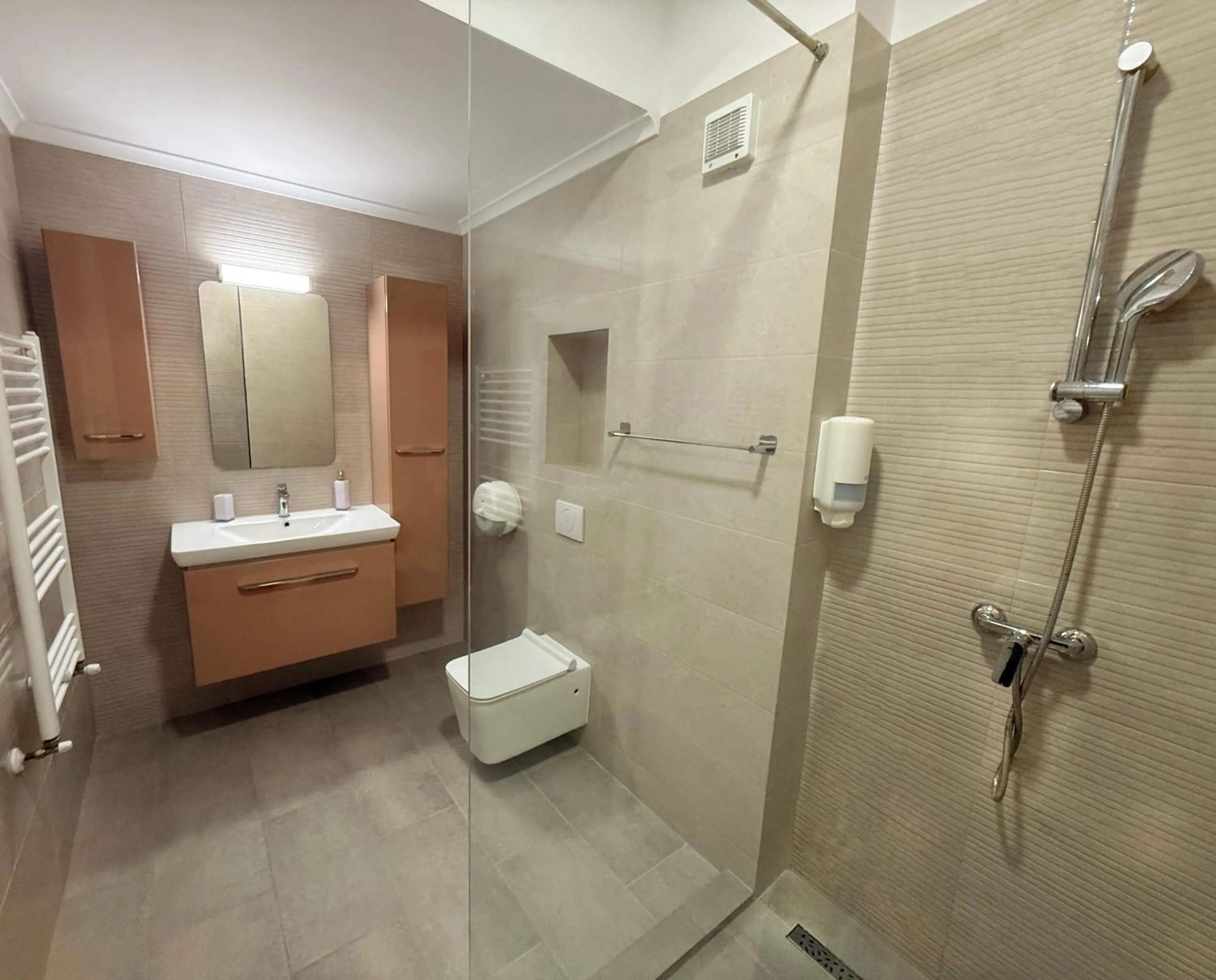 Shower in Maritimo ApartHotel