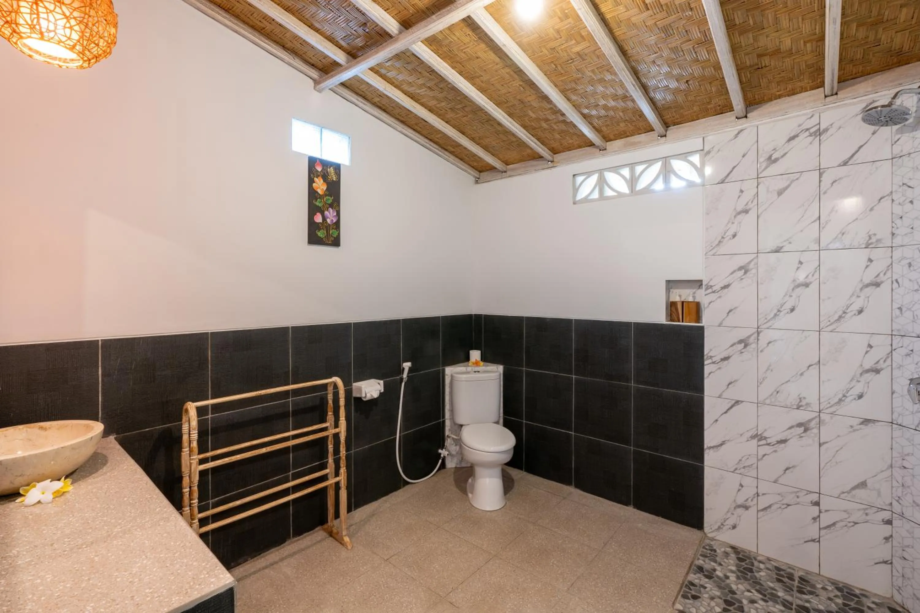 Bathroom in Le Biu garden View