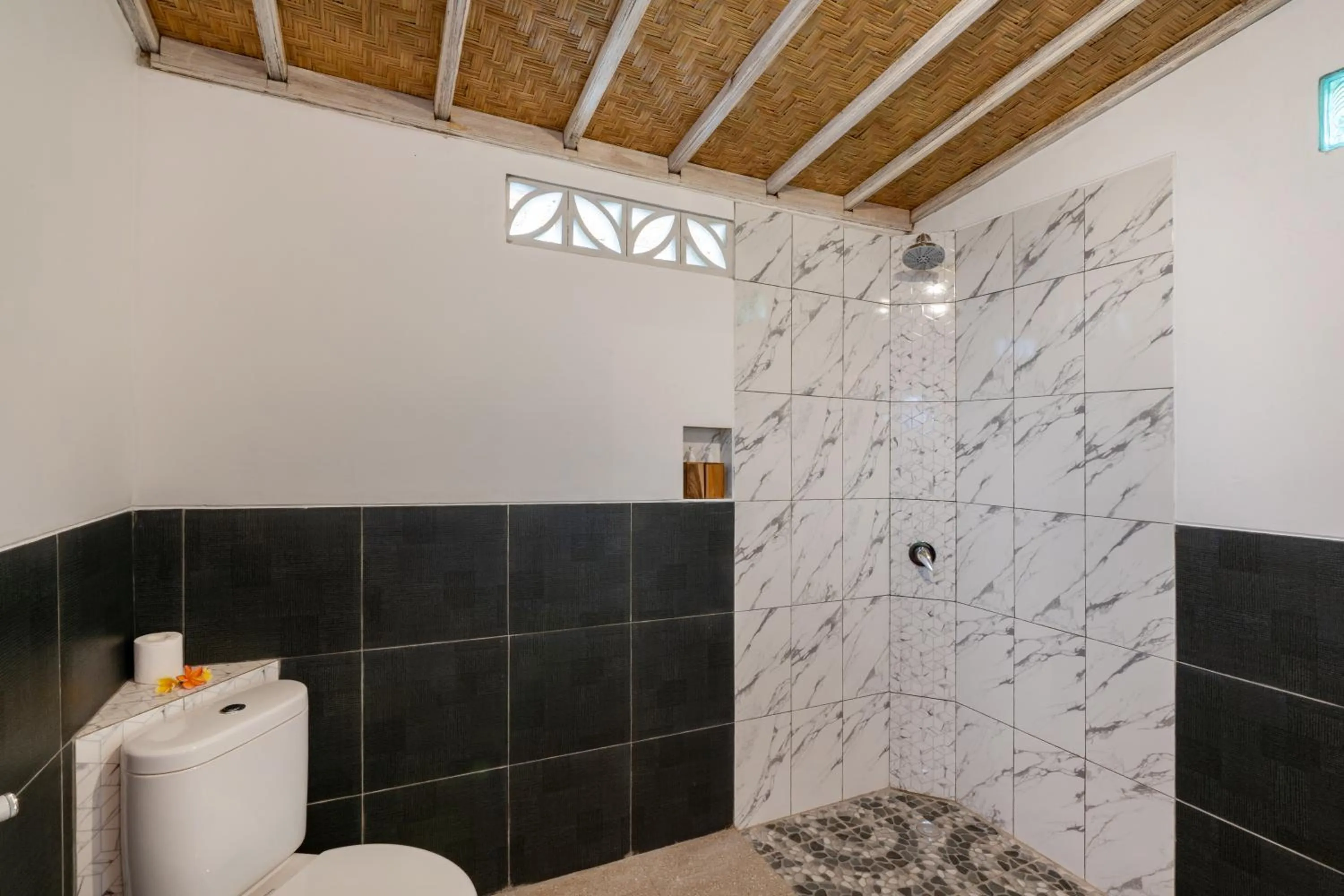 Bathroom in Le Biu garden View