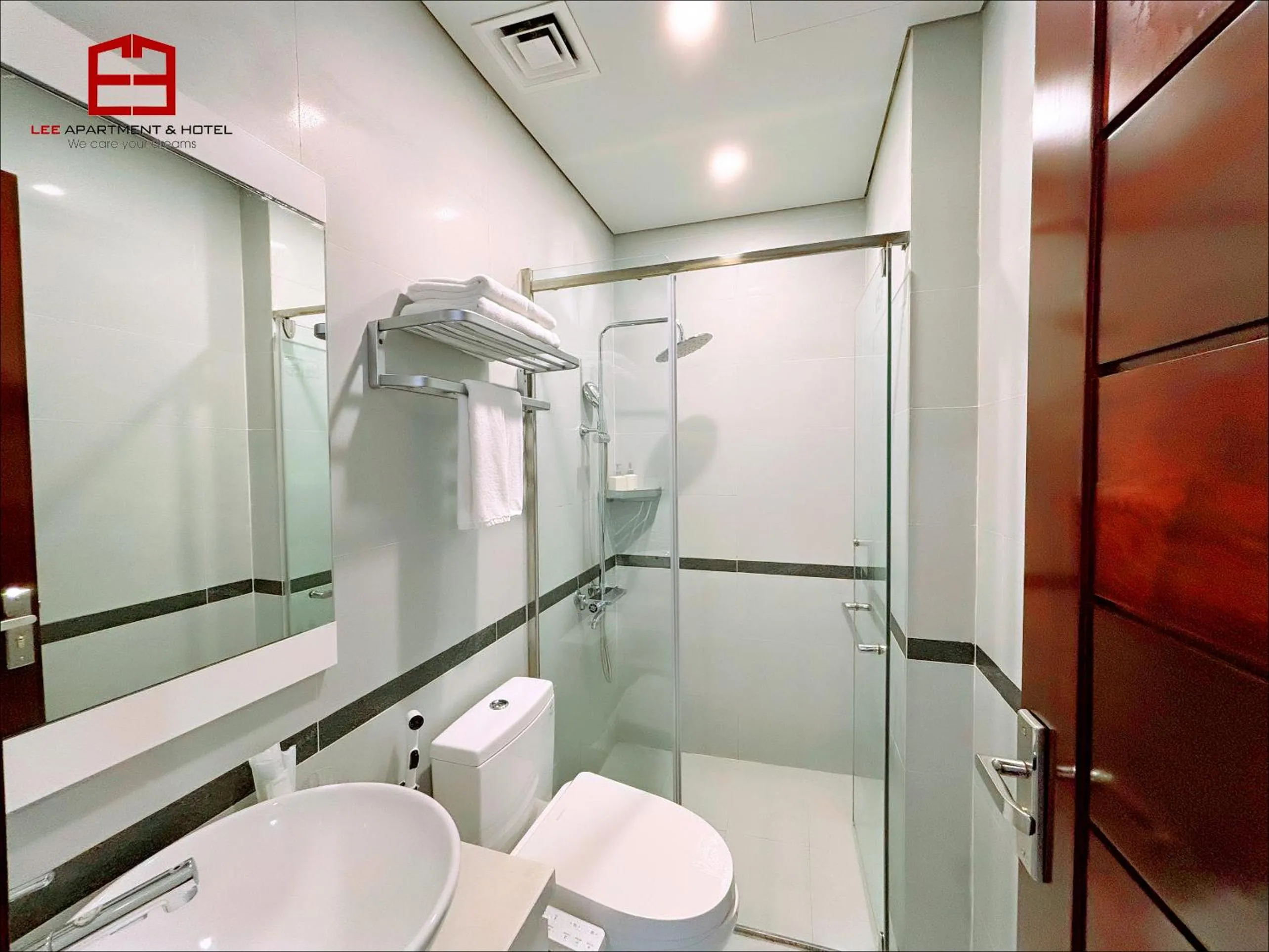 Shower in Lee Apartment & Hotel