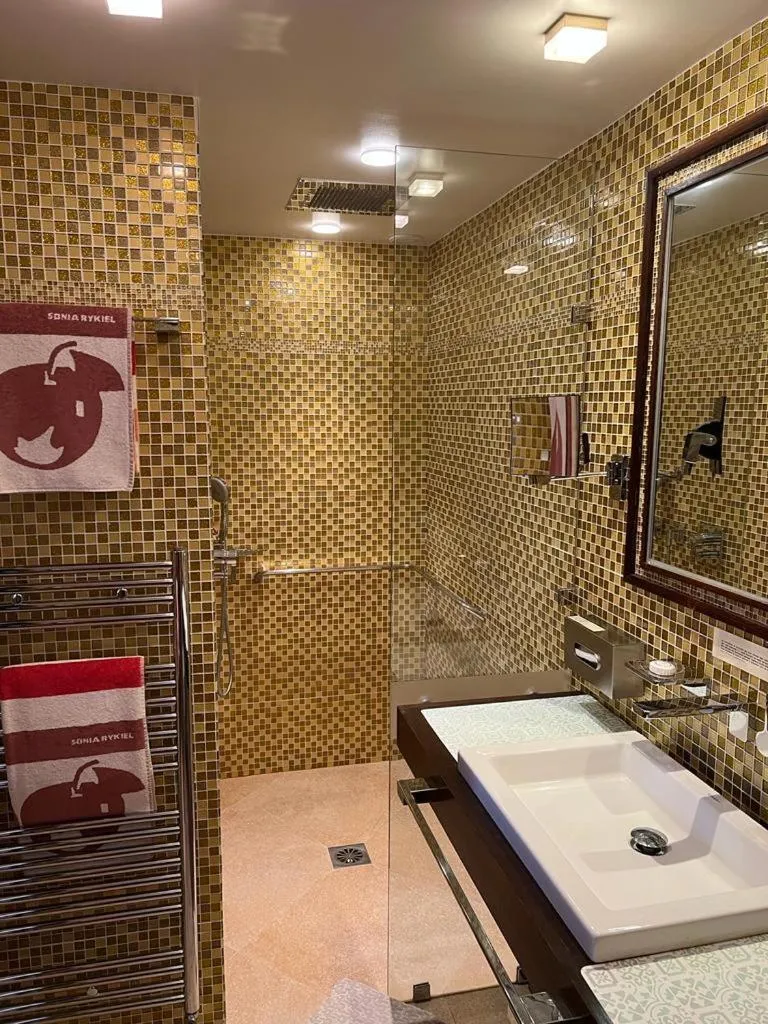 Bathroom in BASTIDE DE RAMATUELLE