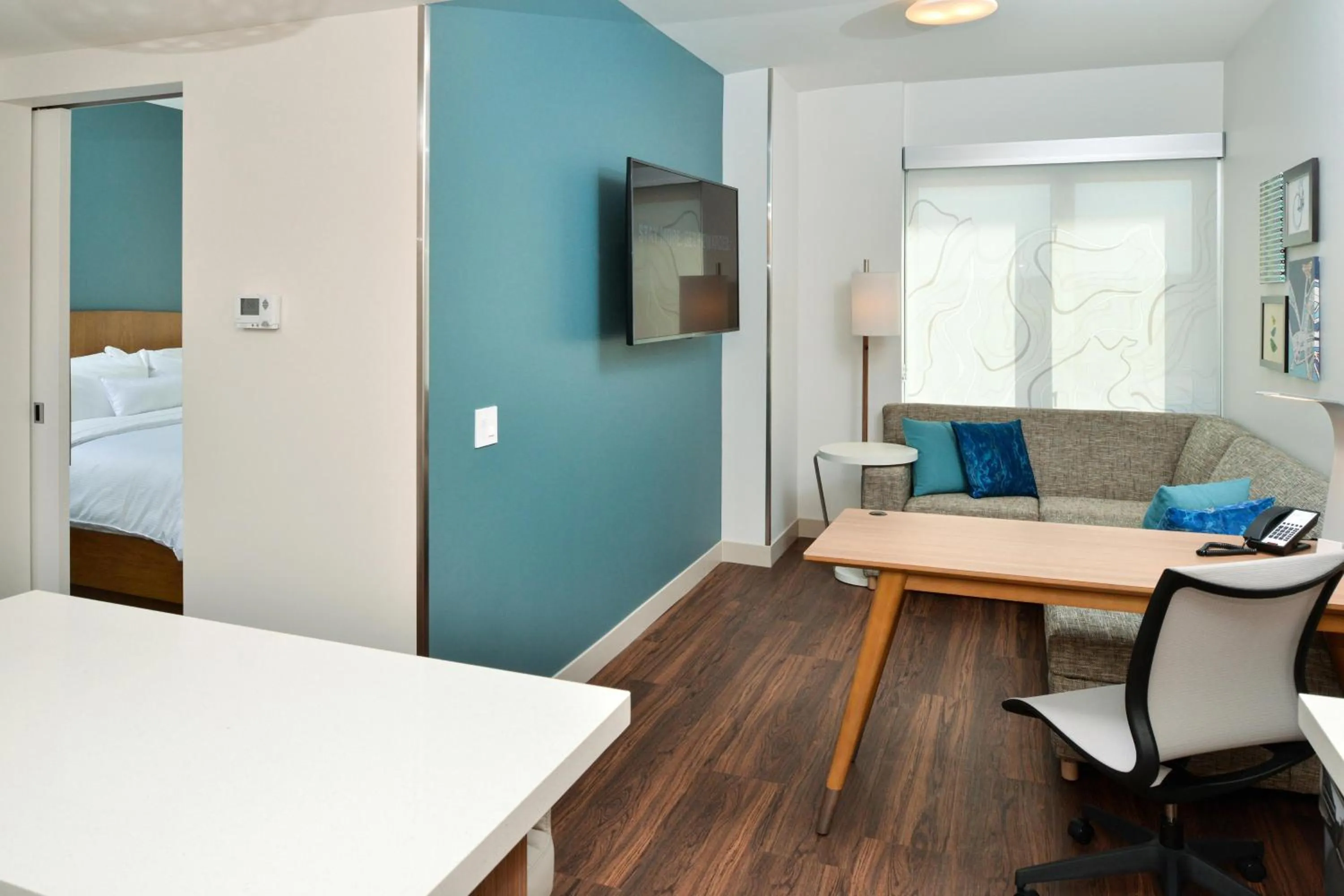 Living room, Bed in Element Kansas City Overland Park