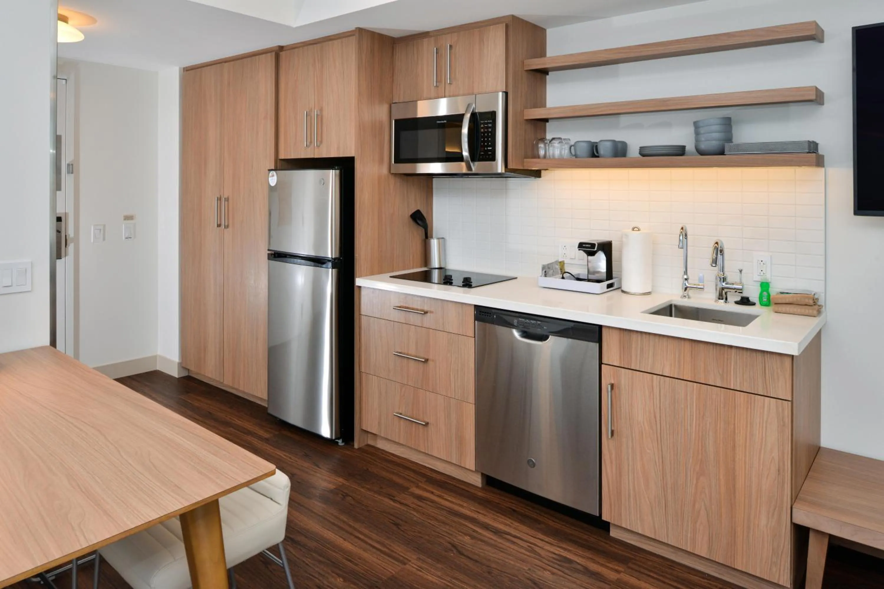 Kitchen or kitchenette in Element Kansas City Overland Park