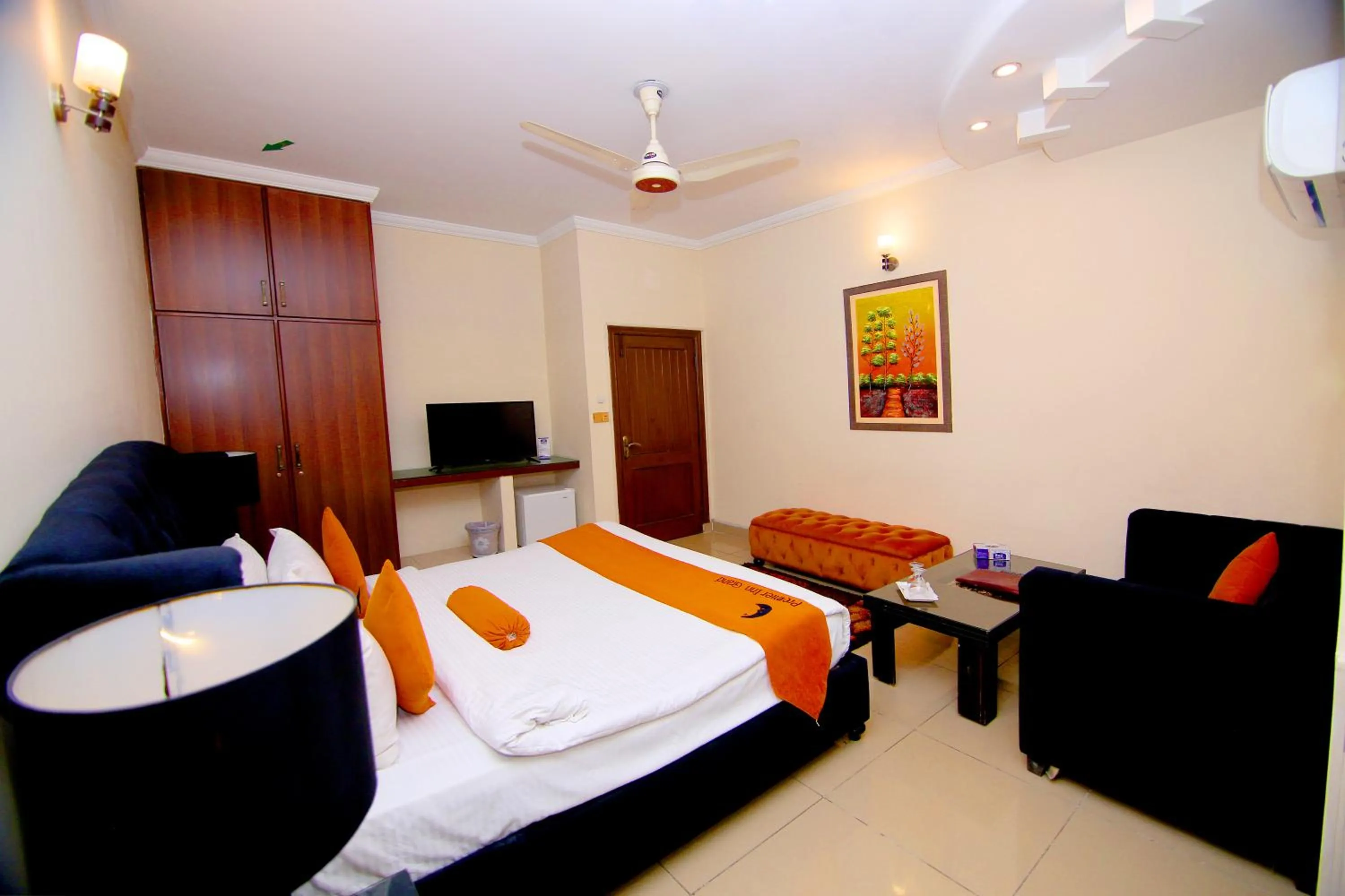 Bedroom, Bed in Premier Inn Grand Gulberg Lahore