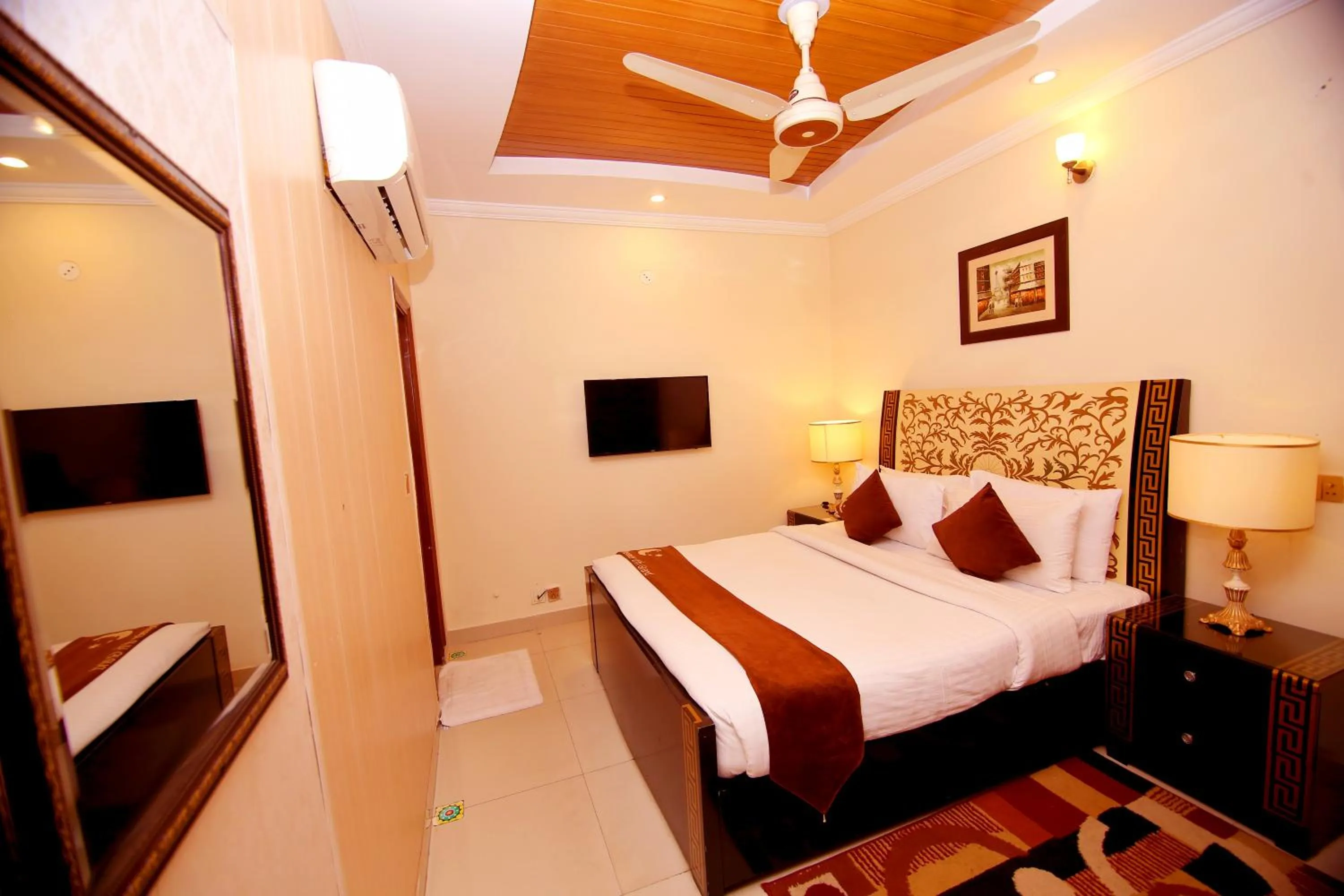 Bedroom, Bed in Premier Inn Grand Gulberg Lahore