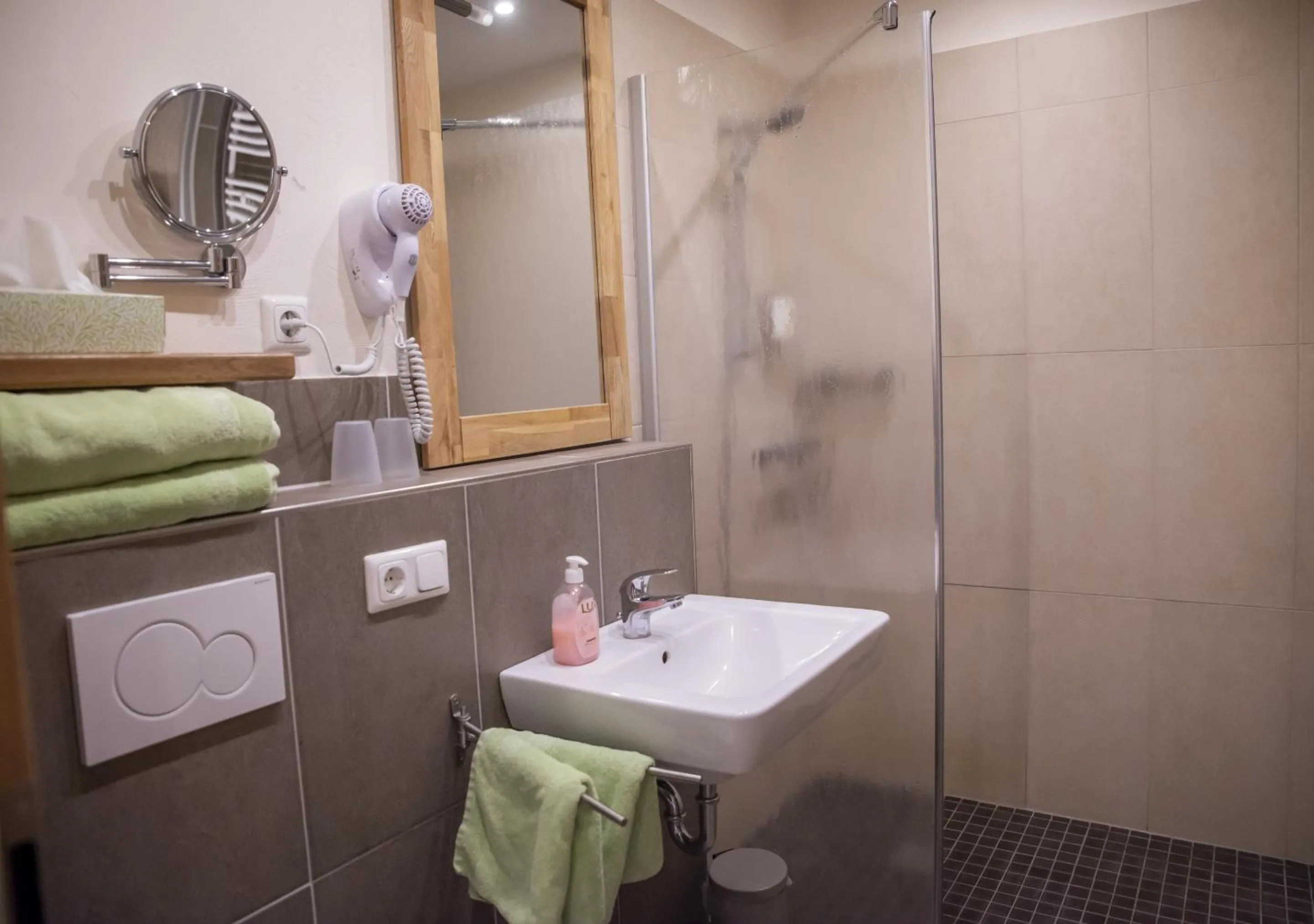 Bathroom in Landgasthof Winzerscheune