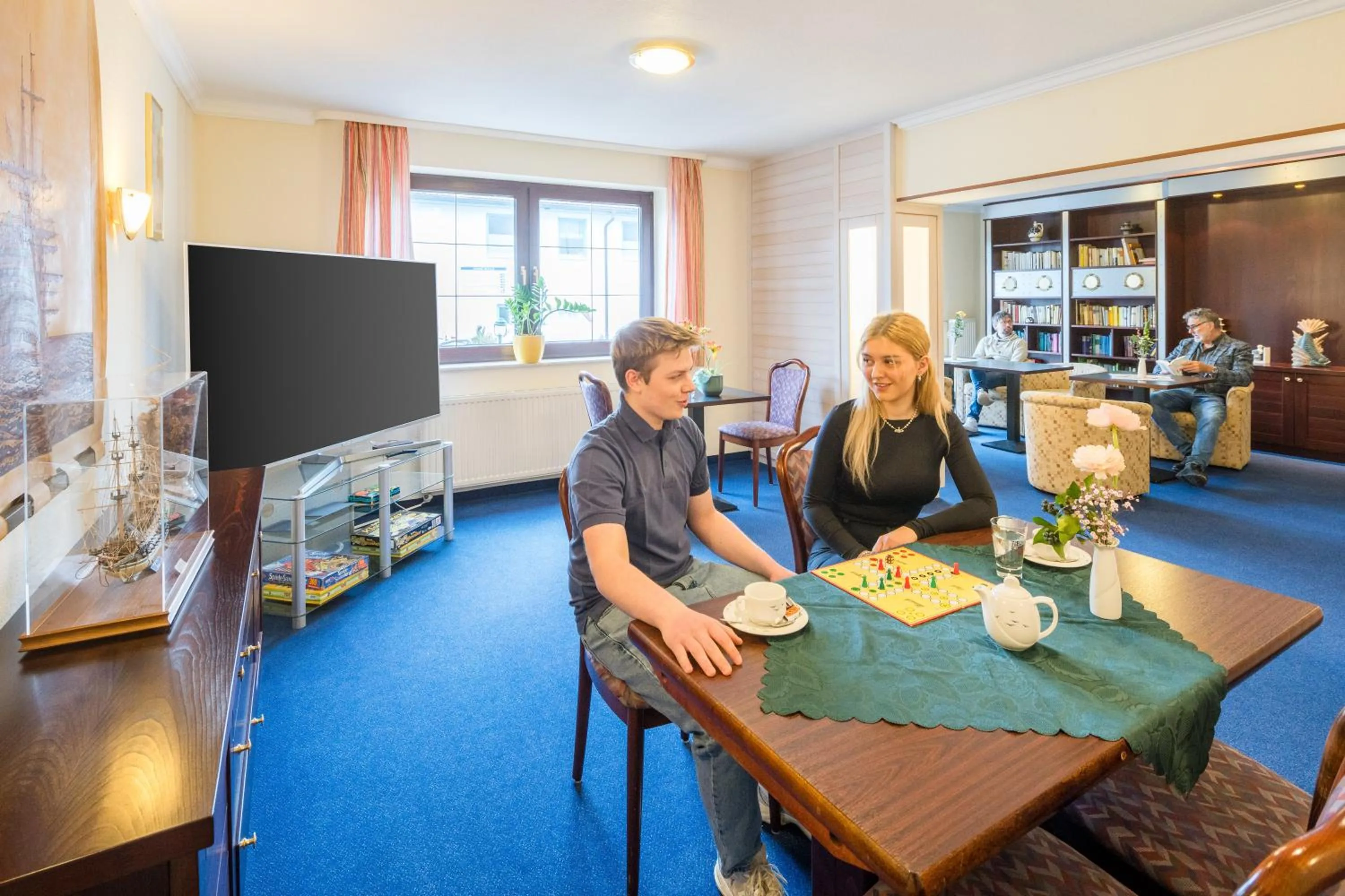 Communal lounge/ TV room in Hotel & Restaurant Hanse Kogge