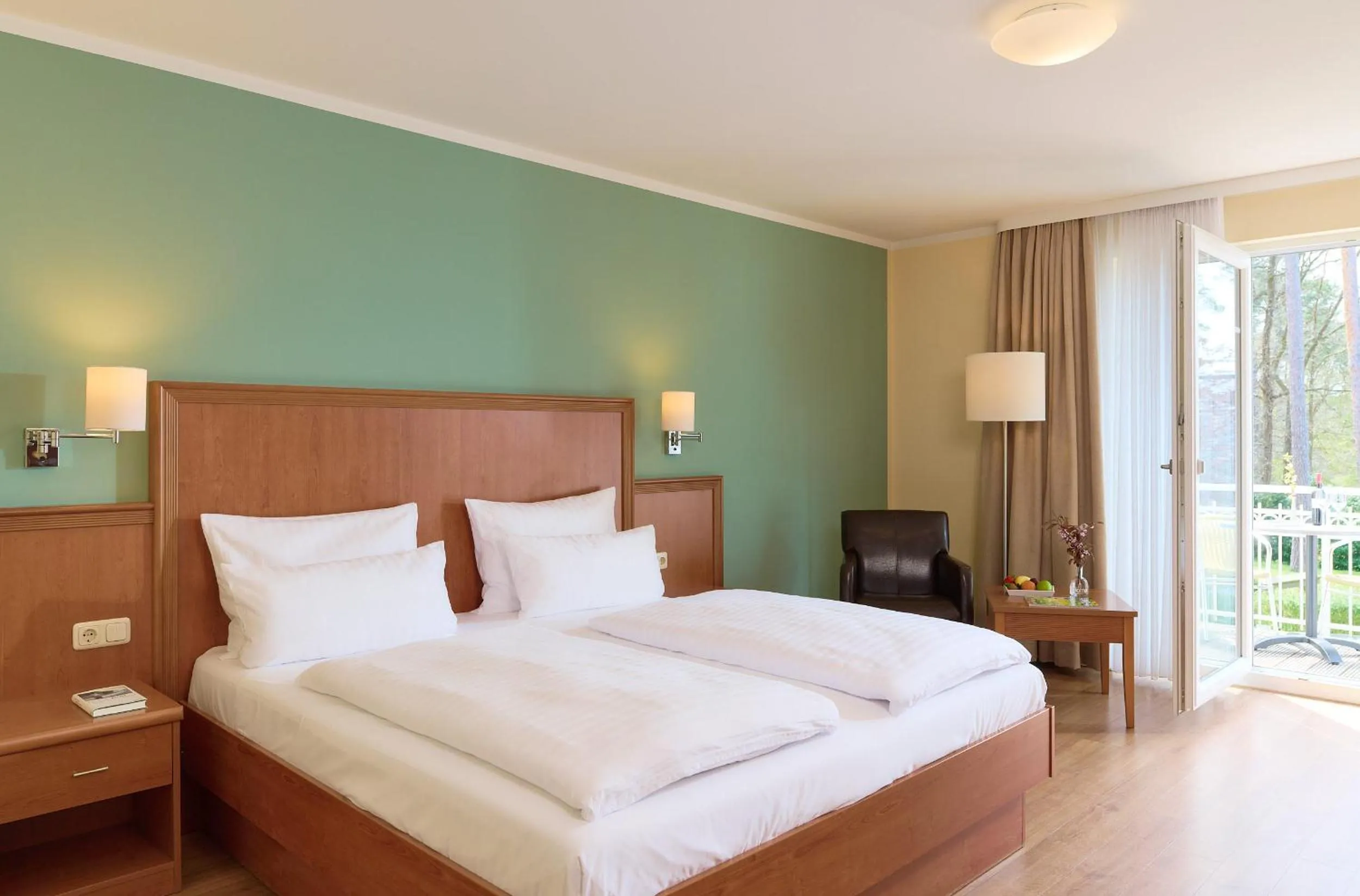 Photo of the whole room, Bed in R&R Strandhotel Baabe