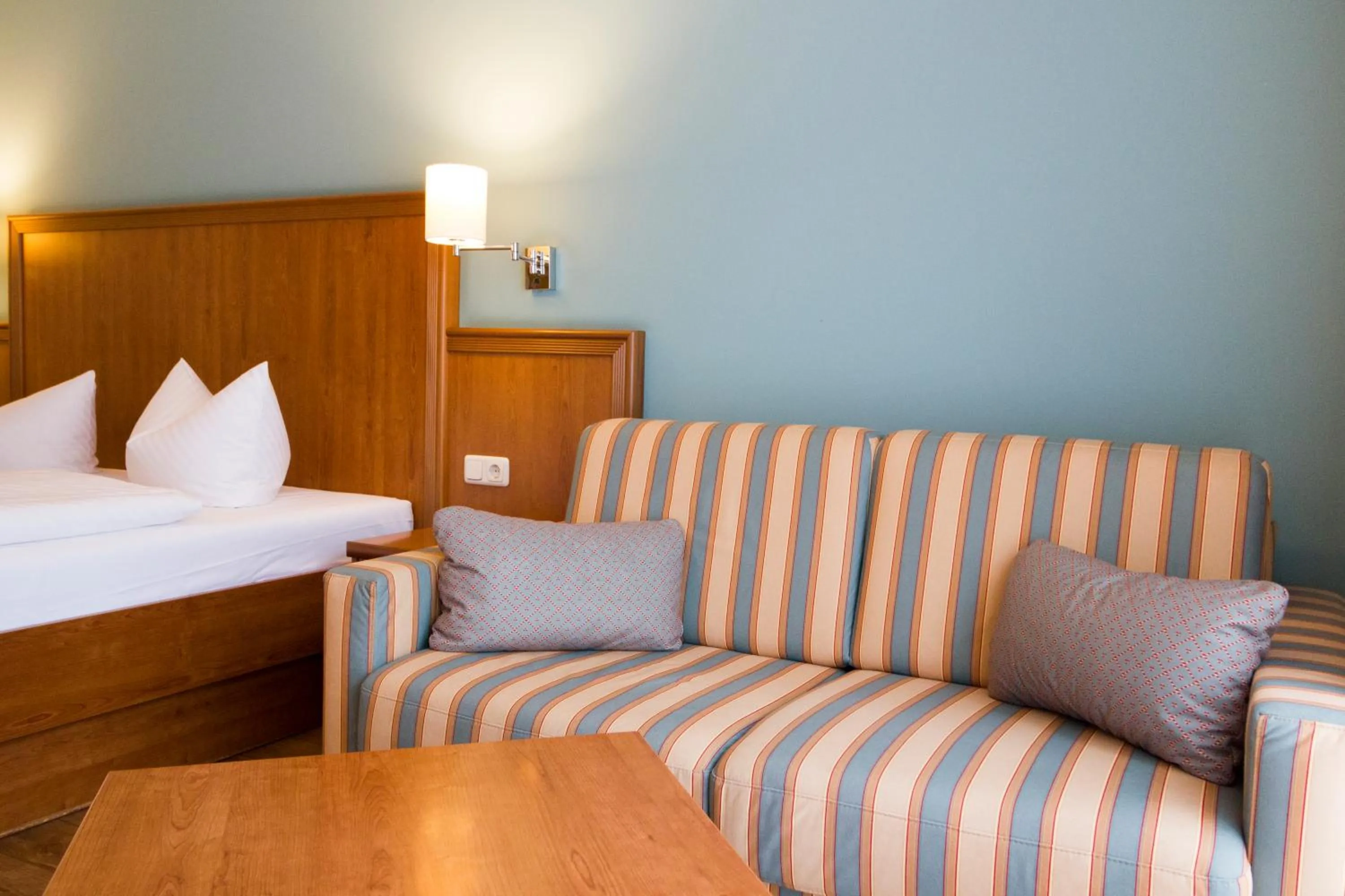 Seating area, Bed in R&R Strandhotel Baabe