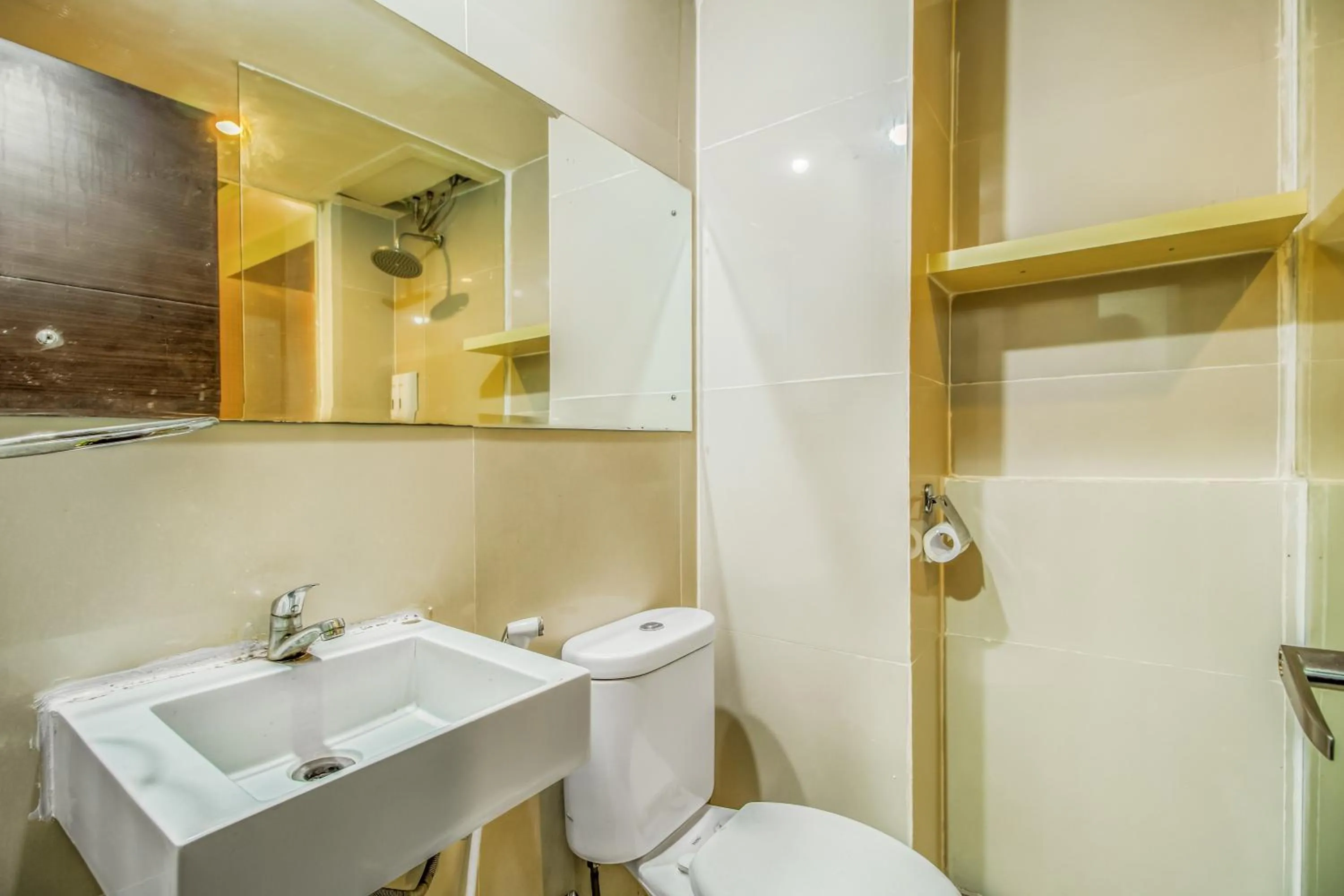 Toilet in Skyland Bogor Valley Apartments
