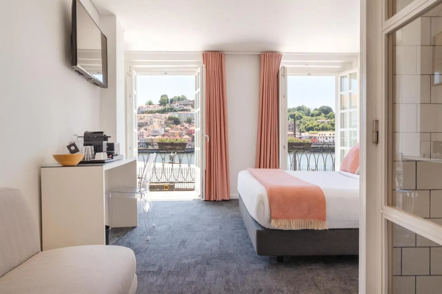 Decorative detail, Bed in Miragaia - Riverside Suites - Adults Only