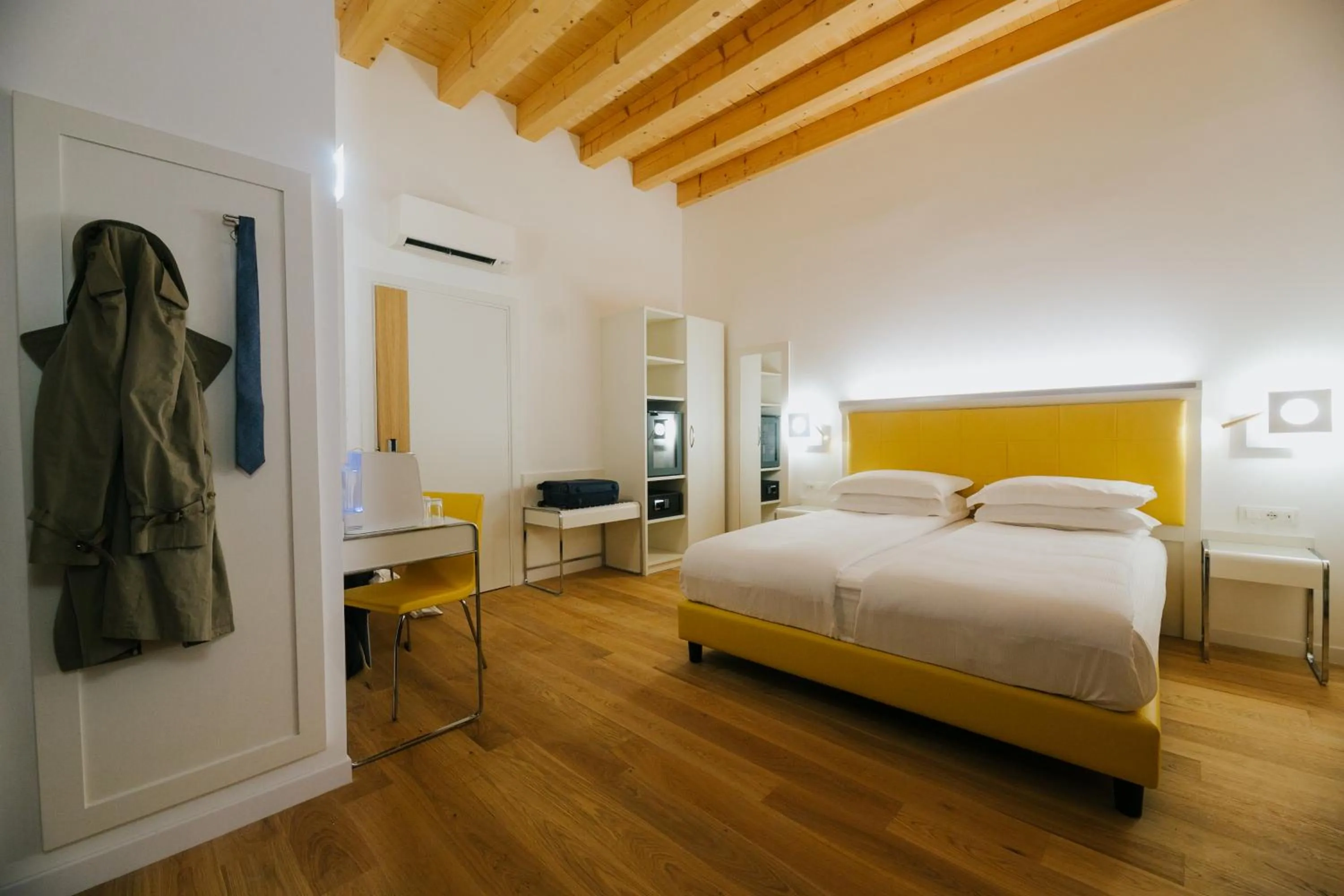 Bedroom, Bed in Hotel Città di Parenzo