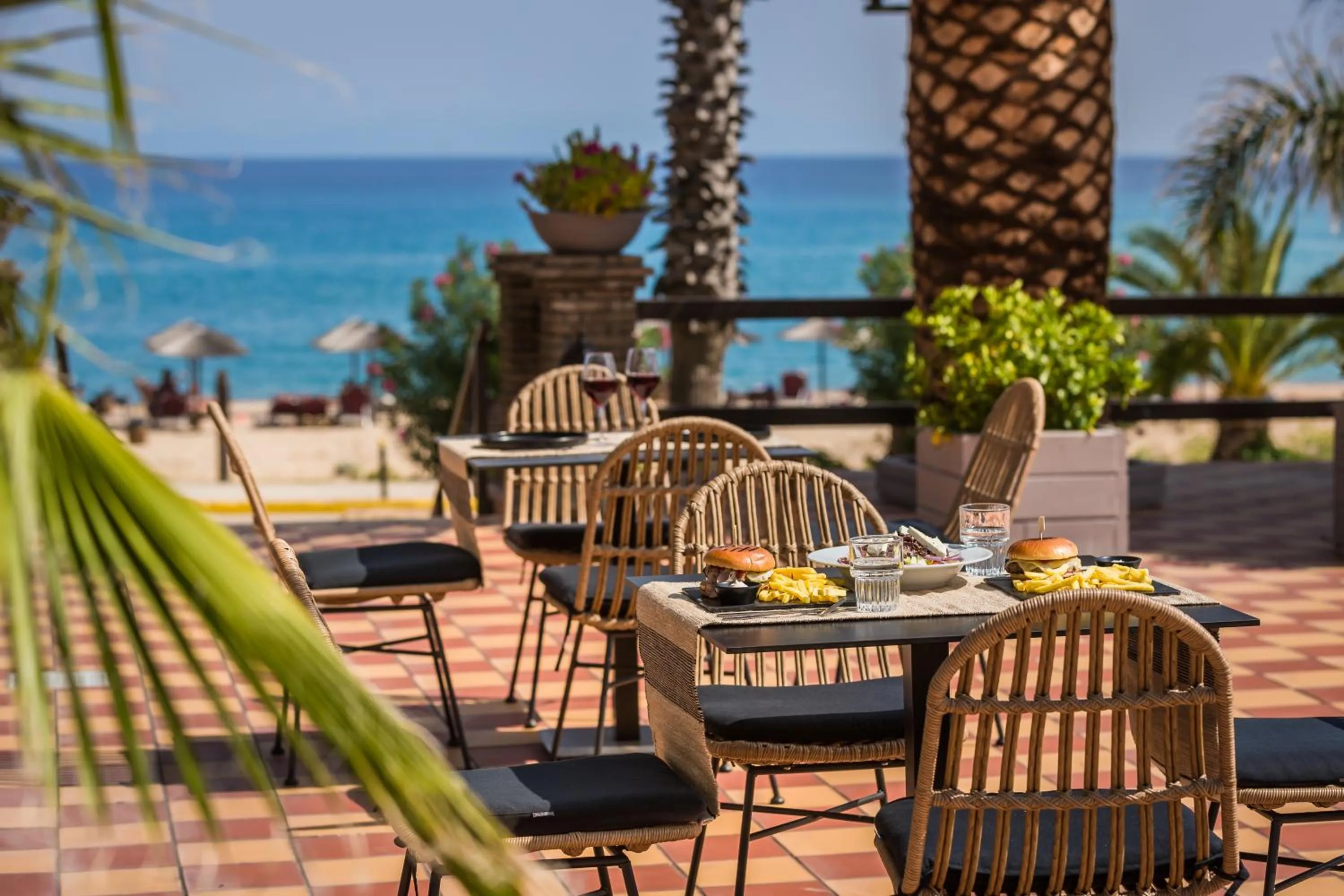 Restaurant/places to eat in Makis Hotel