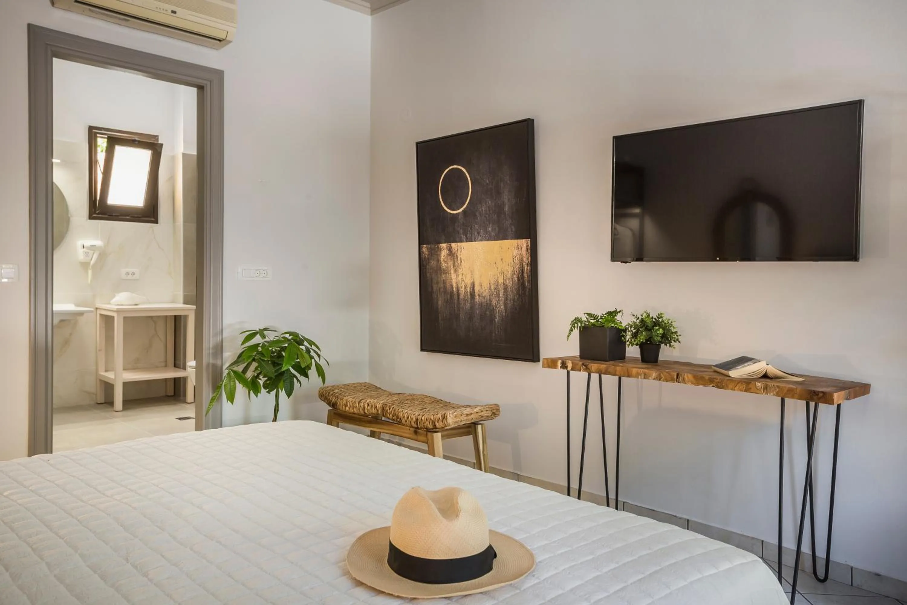 TV and multimedia, Bed in Makis Hotel