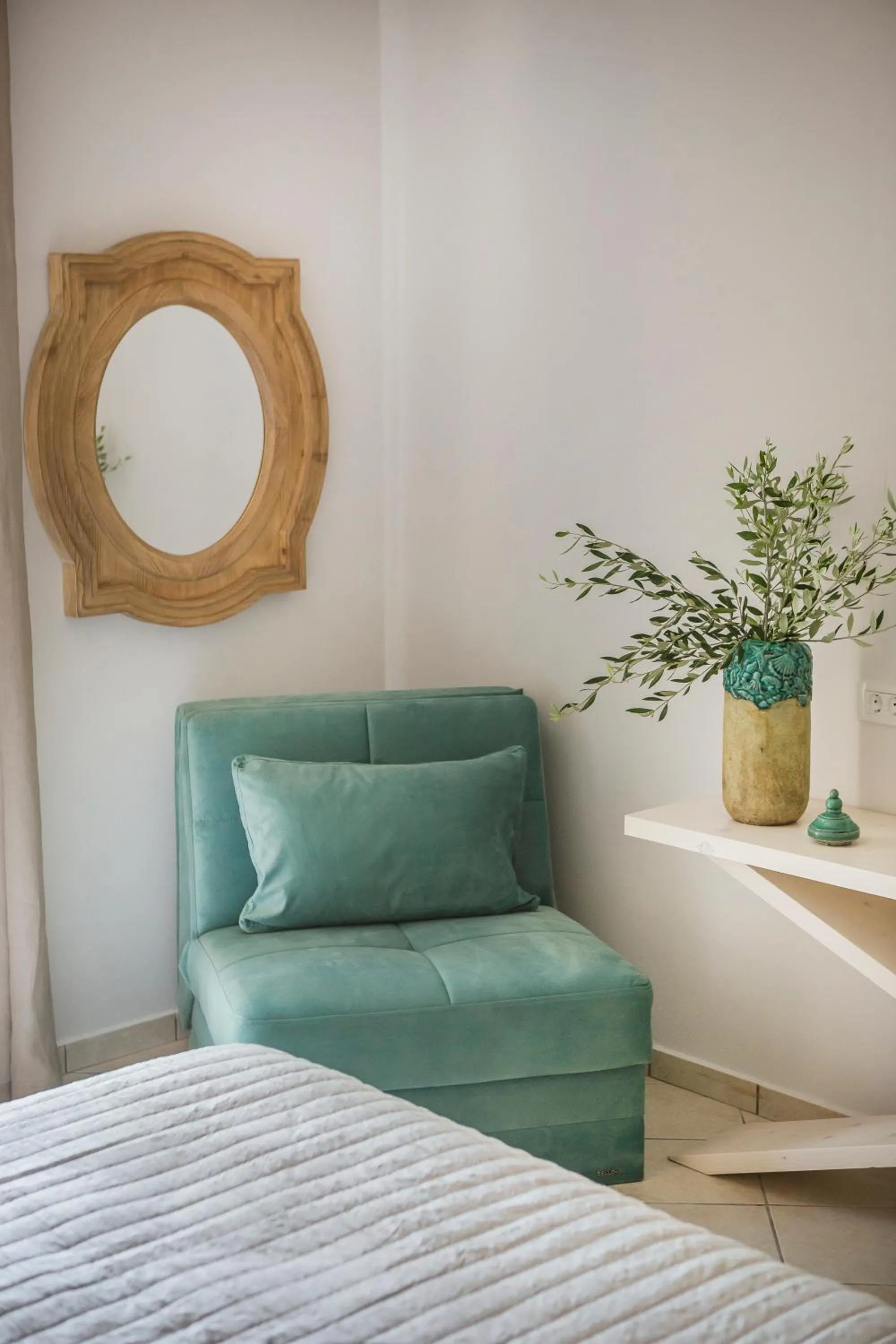 Living room, Bed in Makis Hotel