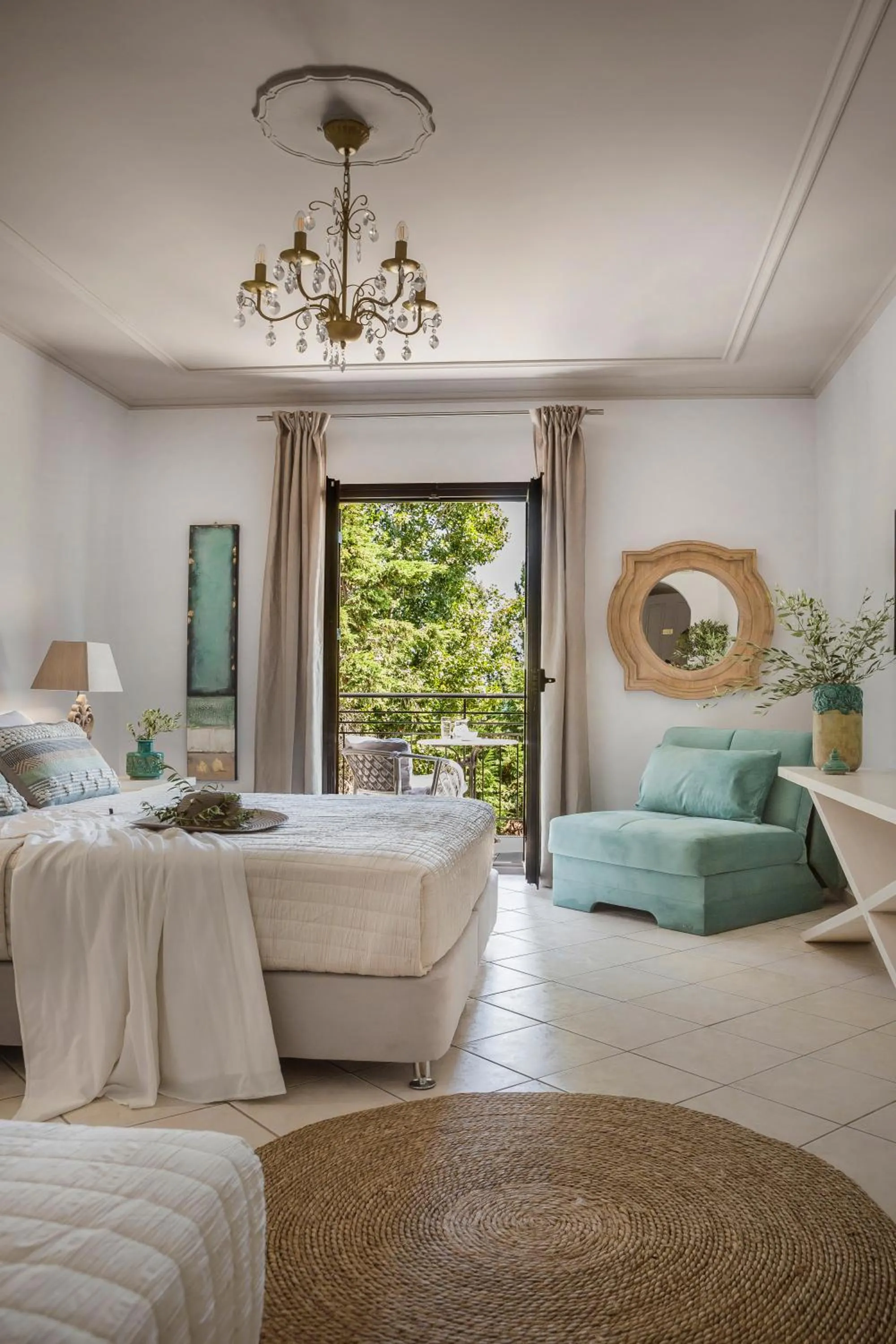 Living room, Bed in Makis Hotel