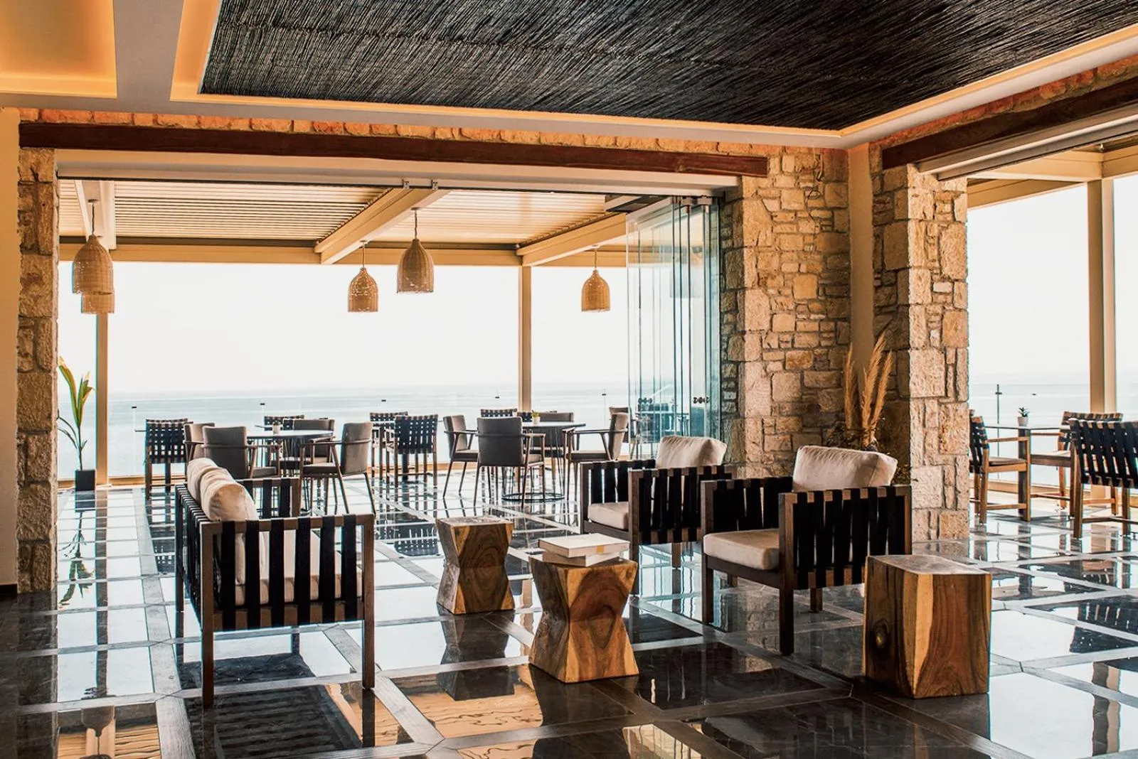 Restaurant/places to eat in Aliv stone suites & spa