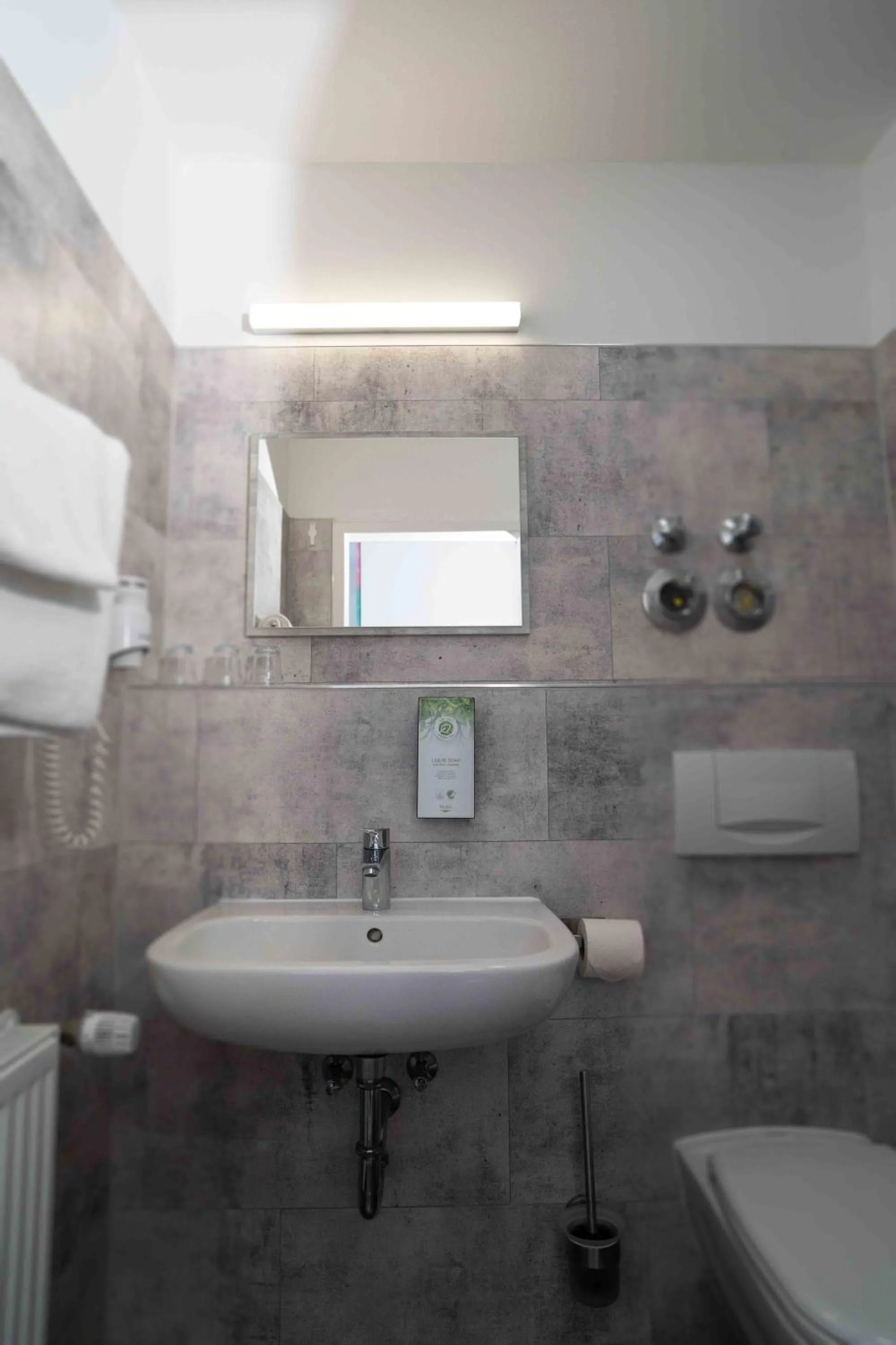 Toilet in Plaza Inn Hannover City Nord