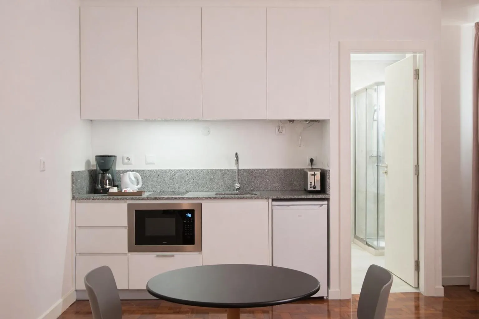 Coffee/tea facilities in LSA Campos by Numa