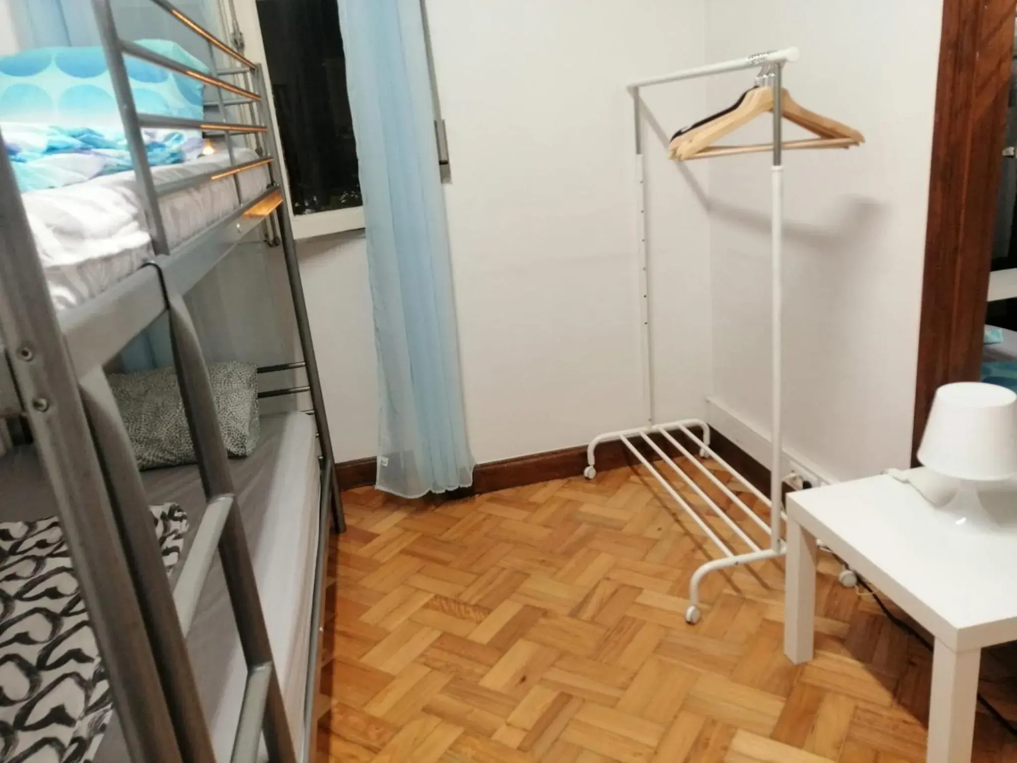 Bed in 4-Bed Mixed Dormitory Room in Sasimi Nice Hostel Bed in 4-Bed Mixed Dormitory Room in Sasimi Nice Hostel