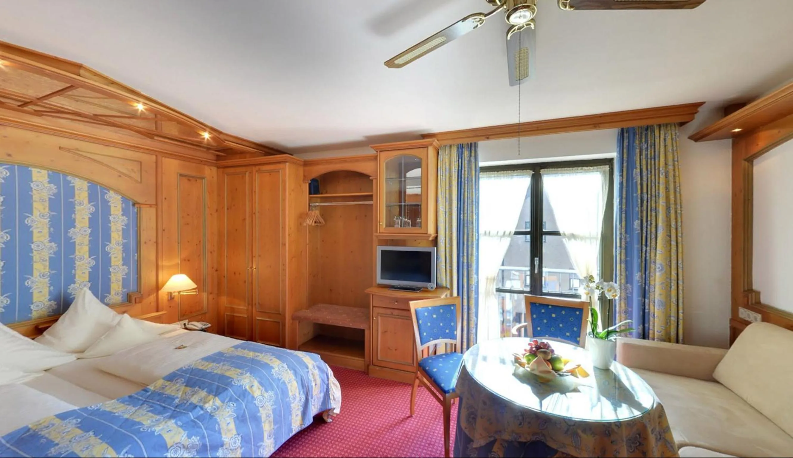 Bedroom, Bed in Hotel Augsburger Hof