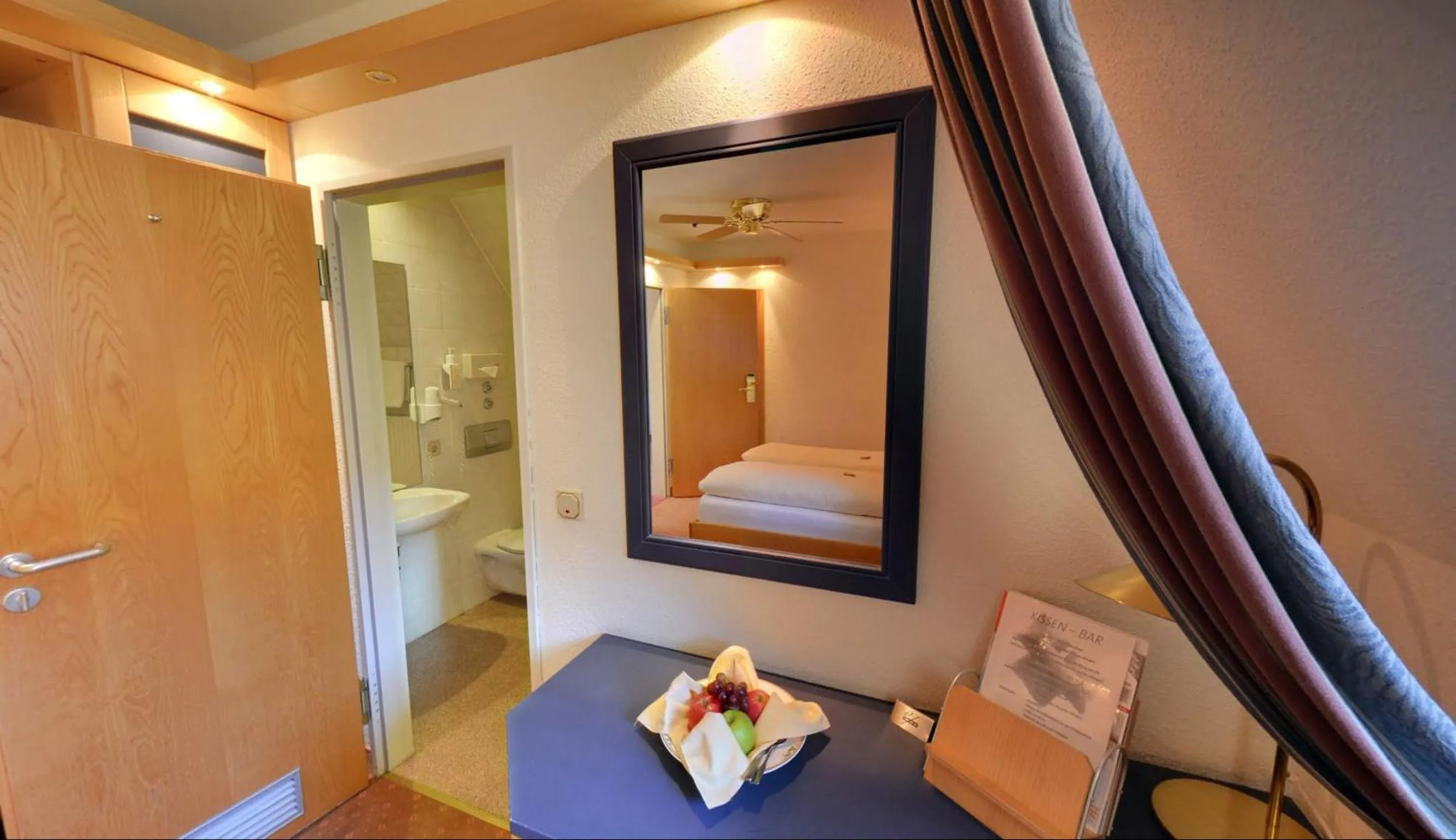 Bathroom, Bed in Hotel Augsburger Hof