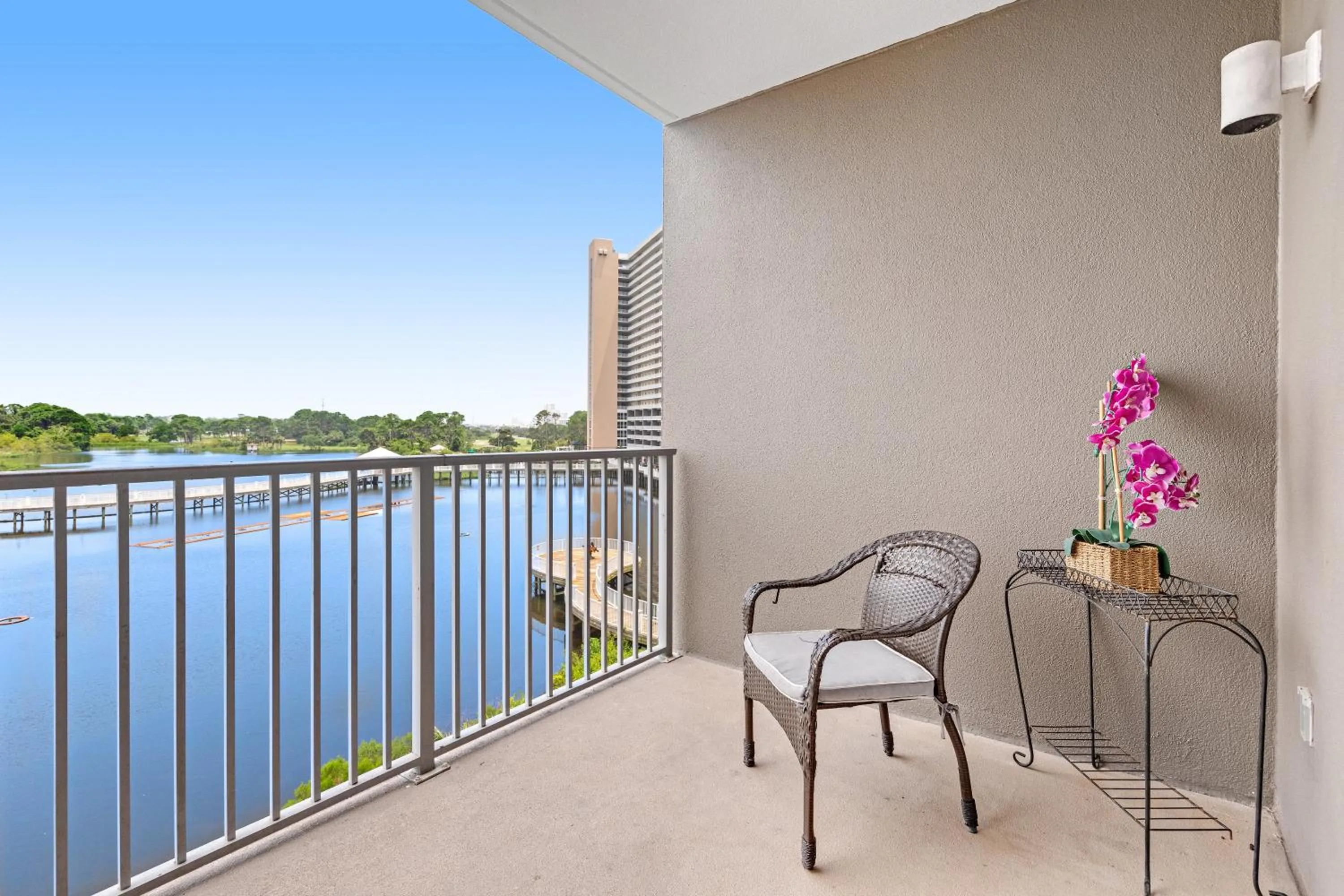 Laketown Wharf 335! 1 BD, 2 Bathroom with Amazing Amenities