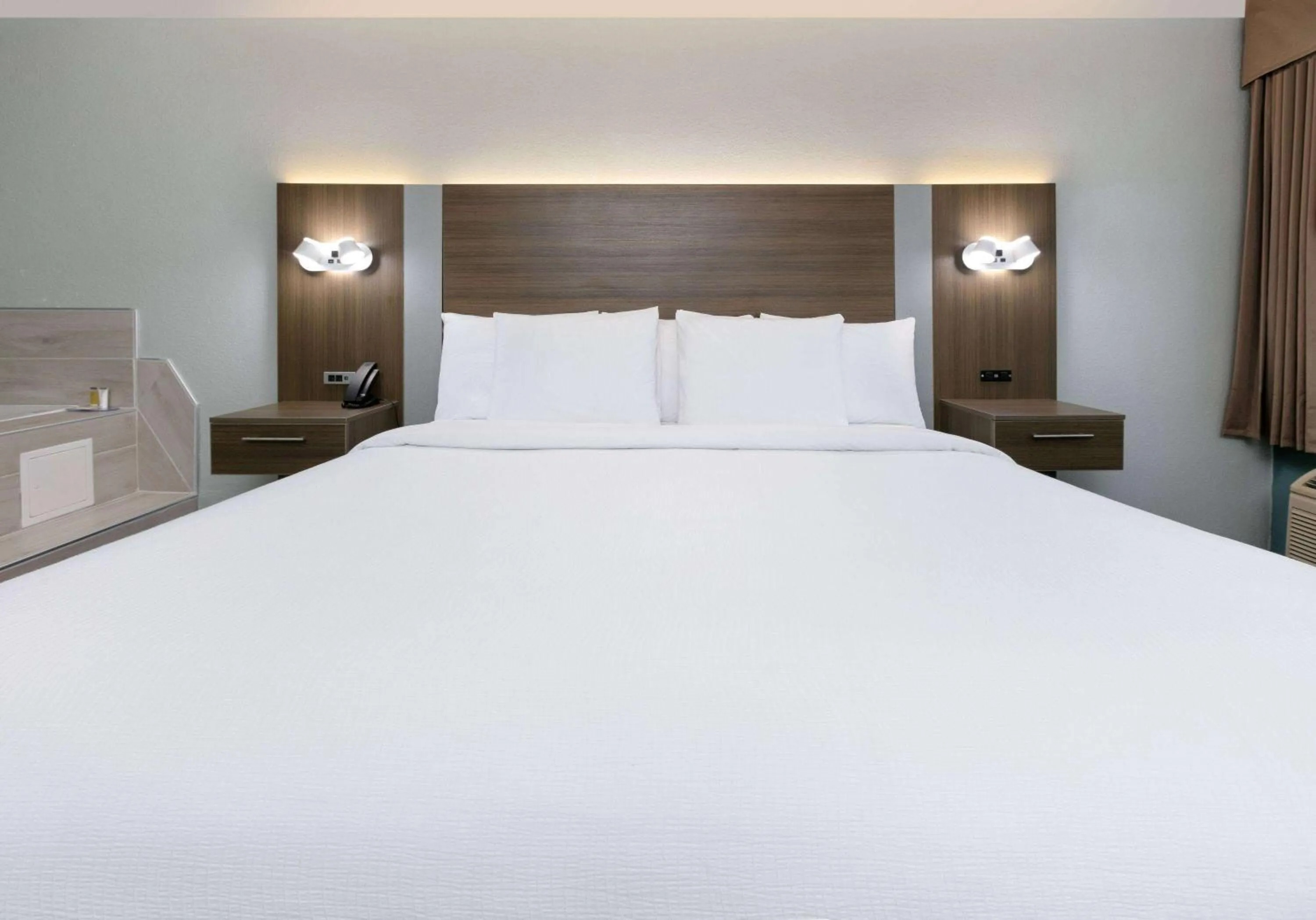 Photo of the whole room, Bed in Baymont by Wyndham Chattanooga Eastridge